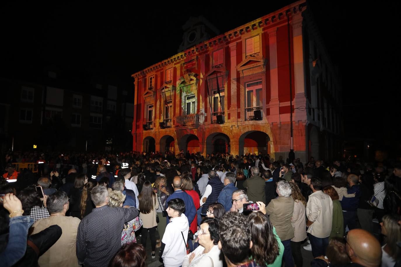 Fotos: Espectacular hoguera de San Juan en Mieres