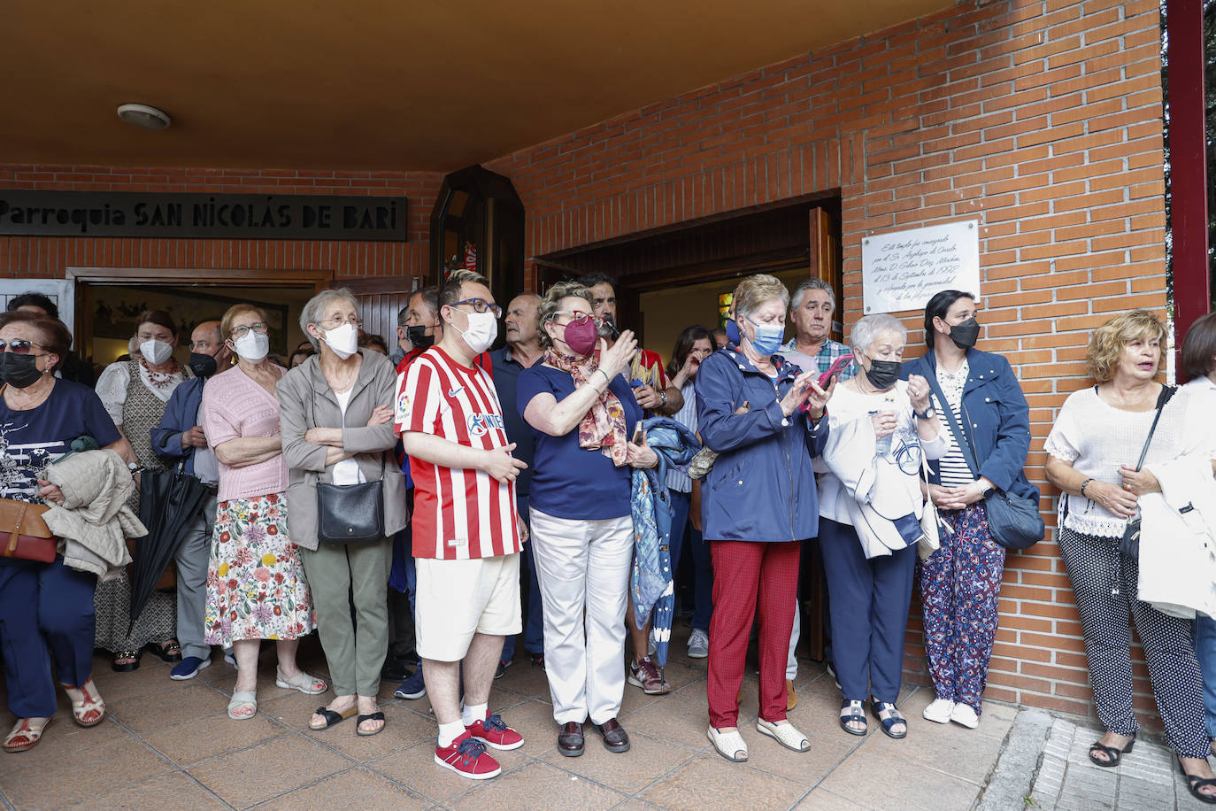 Fernando Fueyo se ha ido y con él, una parte de los corazones de quienes lo conocían. El párroco más forofo del Sporting falleció en Gijón a los 85 años y este viernes cientos de personas han querido despedirse de él en la parroquia de San Nicolas de Bari, donde se ha celebrado un emotivo funeral. 
