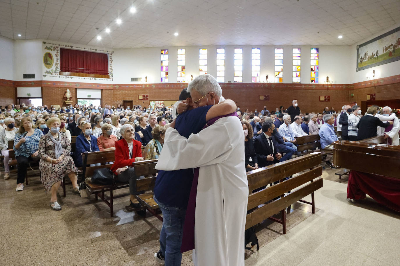 Fernando Fueyo se ha ido y con él, una parte de los corazones de quienes lo conocían. El párroco más forofo del Sporting falleció en Gijón a los 85 años y este viernes cientos de personas han querido despedirse de él en la parroquia de San Nicolas de Bari, donde se ha celebrado un emotivo funeral. 