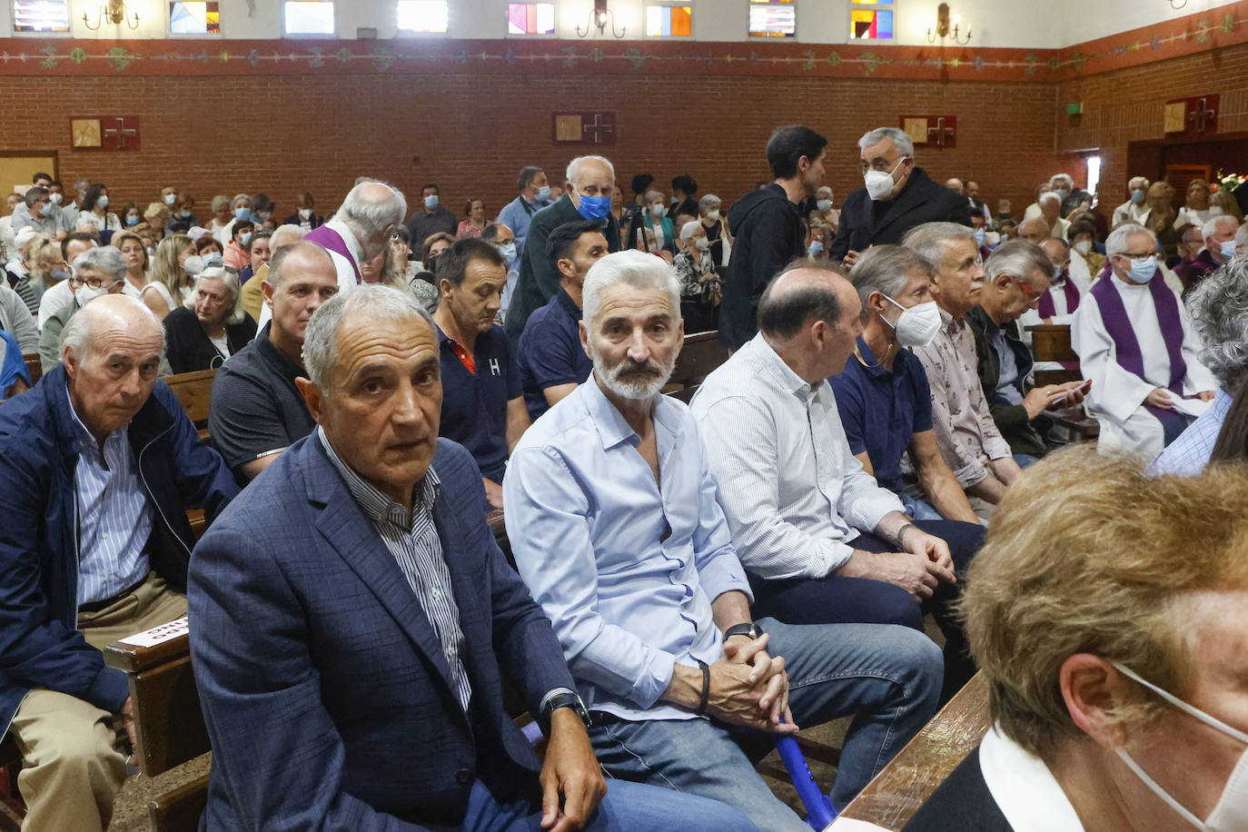 Fernando Fueyo se ha ido y con él, una parte de los corazones de quienes lo conocían. El párroco más forofo del Sporting falleció en Gijón a los 85 años y este viernes cientos de personas han querido despedirse de él en la parroquia de San Nicolas de Bari, donde se ha celebrado un emotivo funeral. 