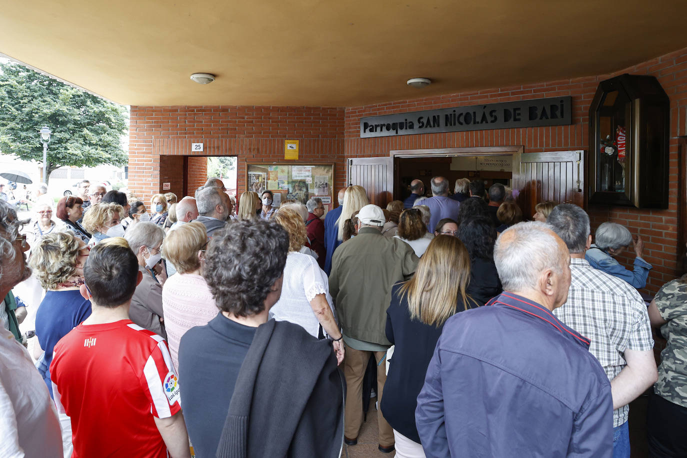 Fernando Fueyo se ha ido y con él, una parte de los corazones de quienes lo conocían. El párroco más forofo del Sporting falleció en Gijón a los 85 años y este viernes cientos de personas han querido despedirse de él en la parroquia de San Nicolas de Bari, donde se ha celebrado un emotivo funeral. 