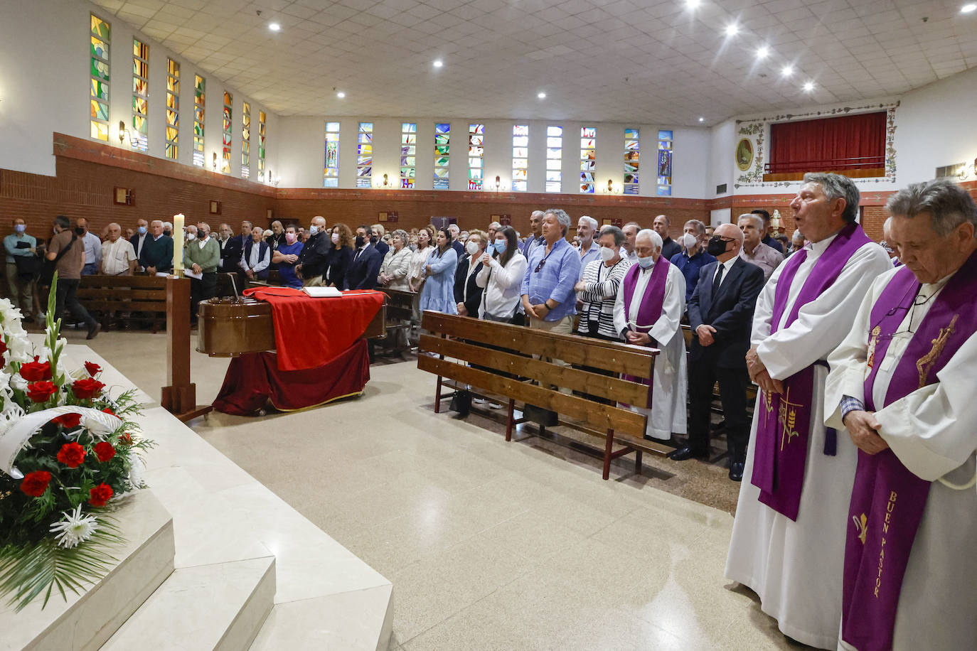 Fernando Fueyo se ha ido y con él, una parte de los corazones de quienes lo conocían. El párroco más forofo del Sporting falleció en Gijón a los 85 años y este viernes cientos de personas han querido despedirse de él en la parroquia de San Nicolas de Bari, donde se ha celebrado un emotivo funeral. 