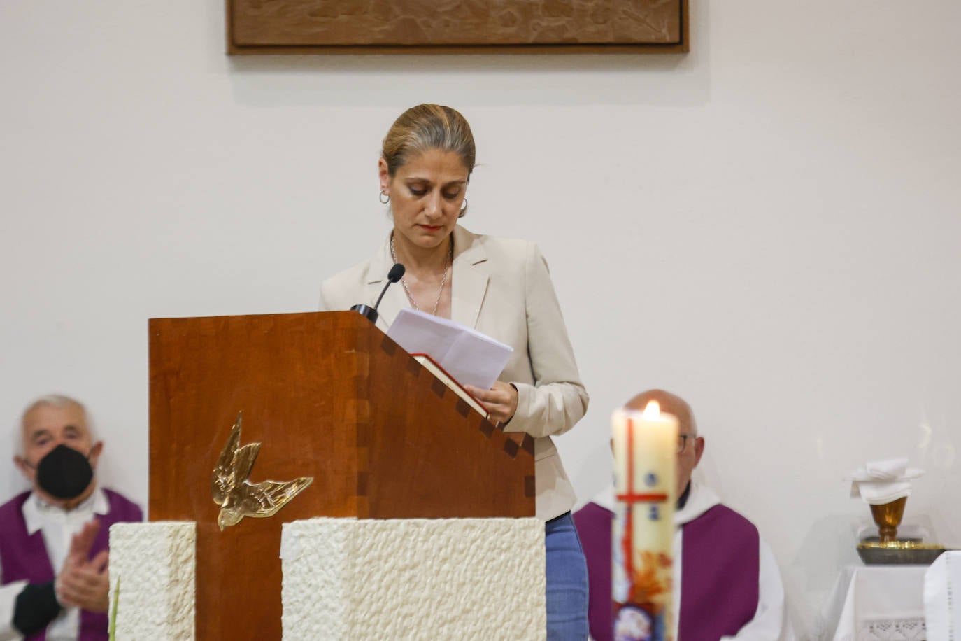 Fernando Fueyo se ha ido y con él, una parte de los corazones de quienes lo conocían. El párroco más forofo del Sporting falleció en Gijón a los 85 años y este viernes cientos de personas han querido despedirse de él en la parroquia de San Nicolas de Bari, donde se ha celebrado un emotivo funeral. 