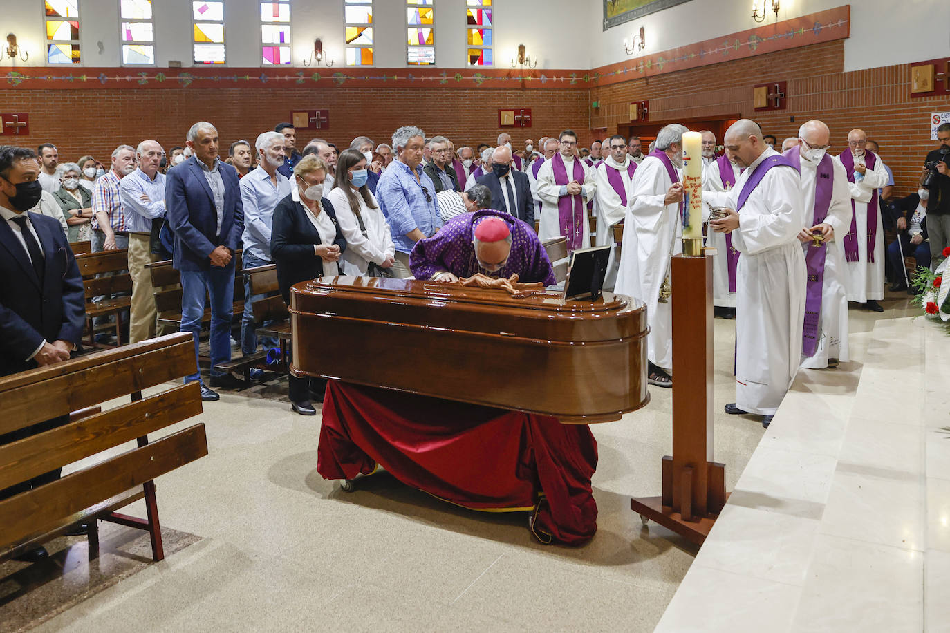 Fernando Fueyo se ha ido y con él, una parte de los corazones de quienes lo conocían. El párroco más forofo del Sporting falleció en Gijón a los 85 años y este viernes cientos de personas han querido despedirse de él en la parroquia de San Nicolas de Bari, donde se ha celebrado un emotivo funeral. 