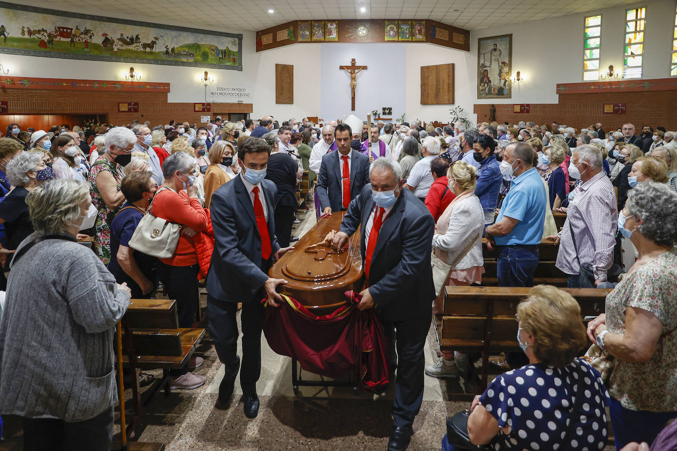 Fernando Fueyo se ha ido y con él, una parte de los corazones de quienes lo conocían. El párroco más forofo del Sporting falleció en Gijón a los 85 años y este viernes cientos de personas han querido despedirse de él en la parroquia de San Nicolas de Bari, donde se ha celebrado un emotivo funeral. 