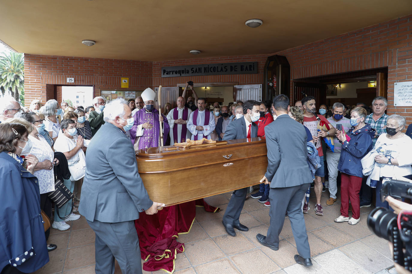 Fernando Fueyo se ha ido y con él, una parte de los corazones de quienes lo conocían. El párroco más forofo del Sporting falleció en Gijón a los 85 años y este viernes cientos de personas han querido despedirse de él en la parroquia de San Nicolas de Bari, donde se ha celebrado un emotivo funeral. 