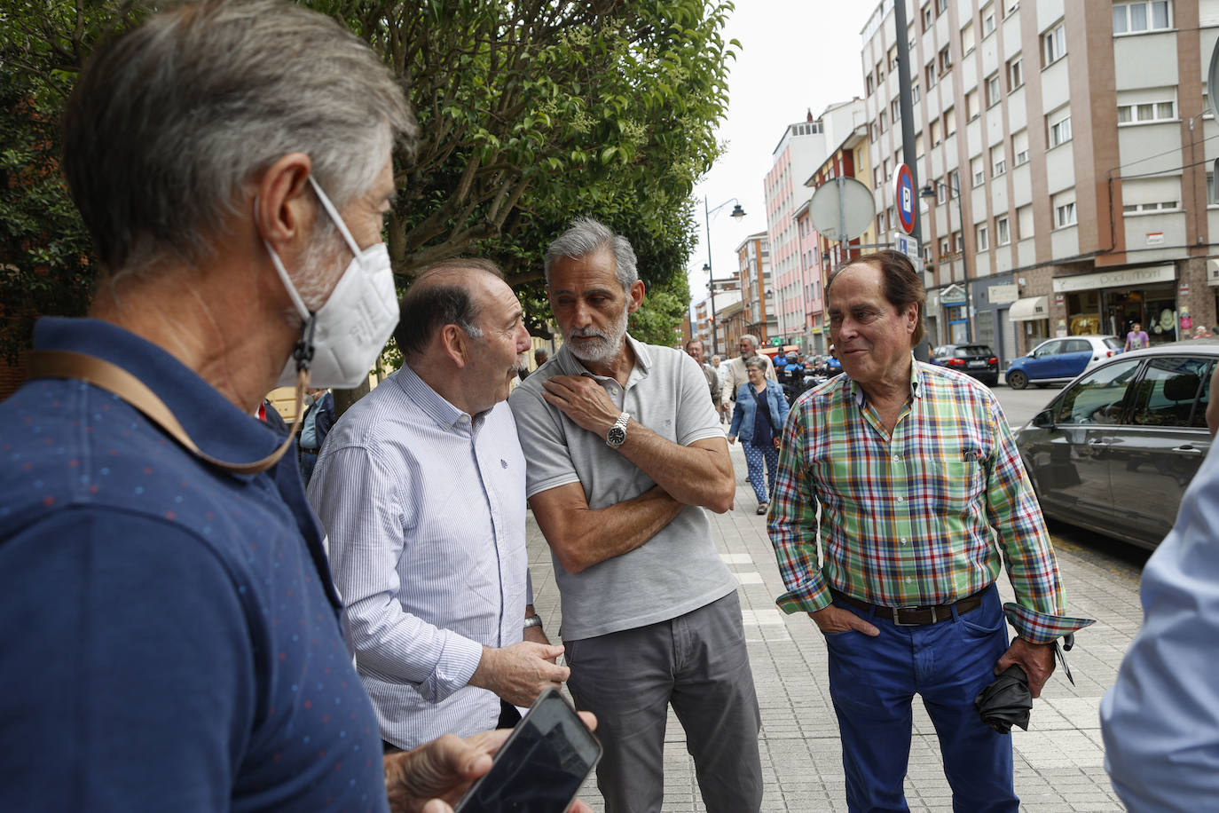 Fernando Fueyo se ha ido y con él, una parte de los corazones de quienes lo conocían. El párroco más forofo del Sporting falleció en Gijón a los 85 años y este viernes cientos de personas han querido despedirse de él en la parroquia de San Nicolas de Bari, donde se ha celebrado un emotivo funeral. 