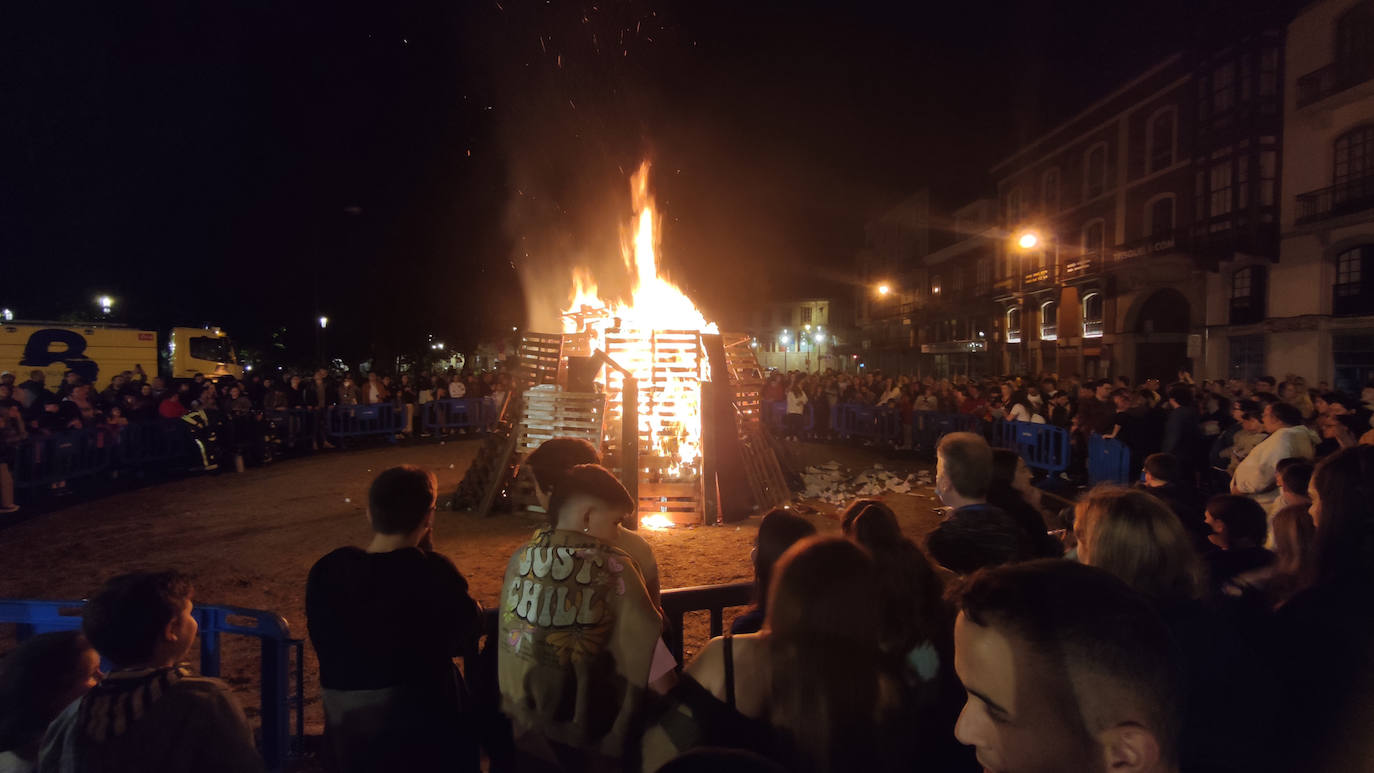 Fotos: Hoguera y fuegos infantiles en Avilés y Trasona