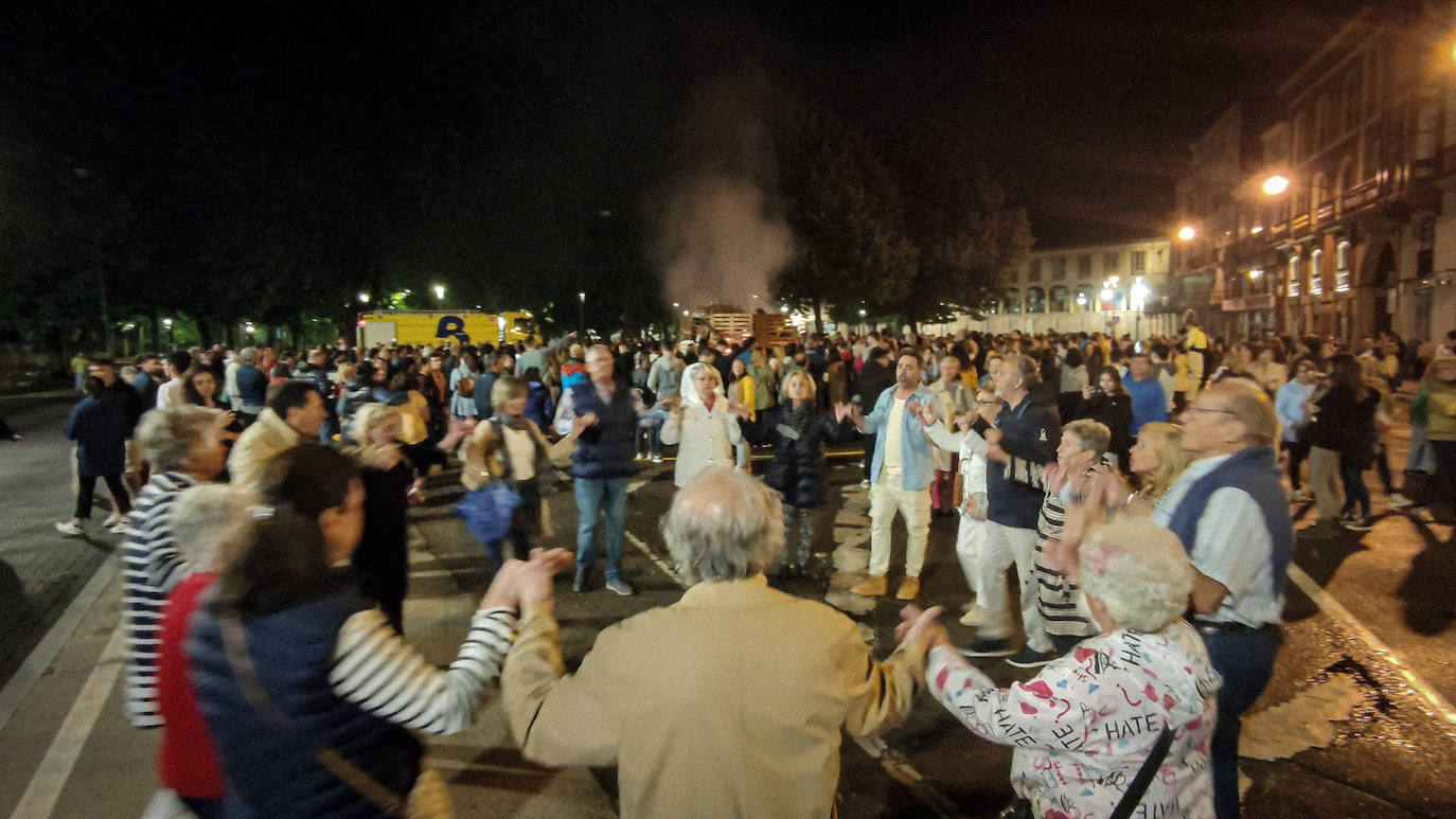 Fotos: Hoguera y fuegos infantiles en Avilés y Trasona