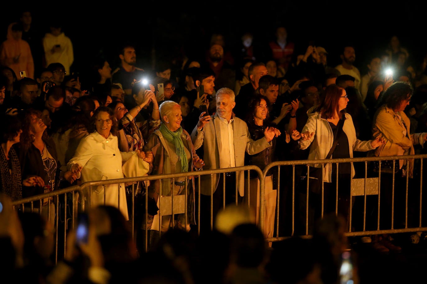 Las novedosa hoguera de ElCampillín y la ya tradicional de La Corredoria brotan entre el agua, que obligó a suspender las actividades infantiles
