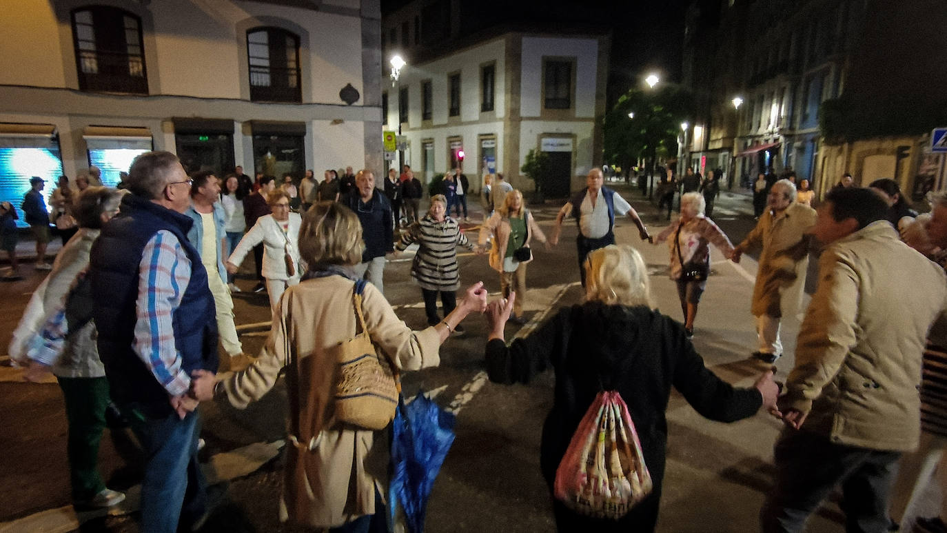 De nuevo noche de folixa. Después de dos años de parón por la pandemia, Asturias volvió a iluminarse por las llamas de las múltiples hogueras de la región en la noche más corta del año, a pesar de la lluvia.