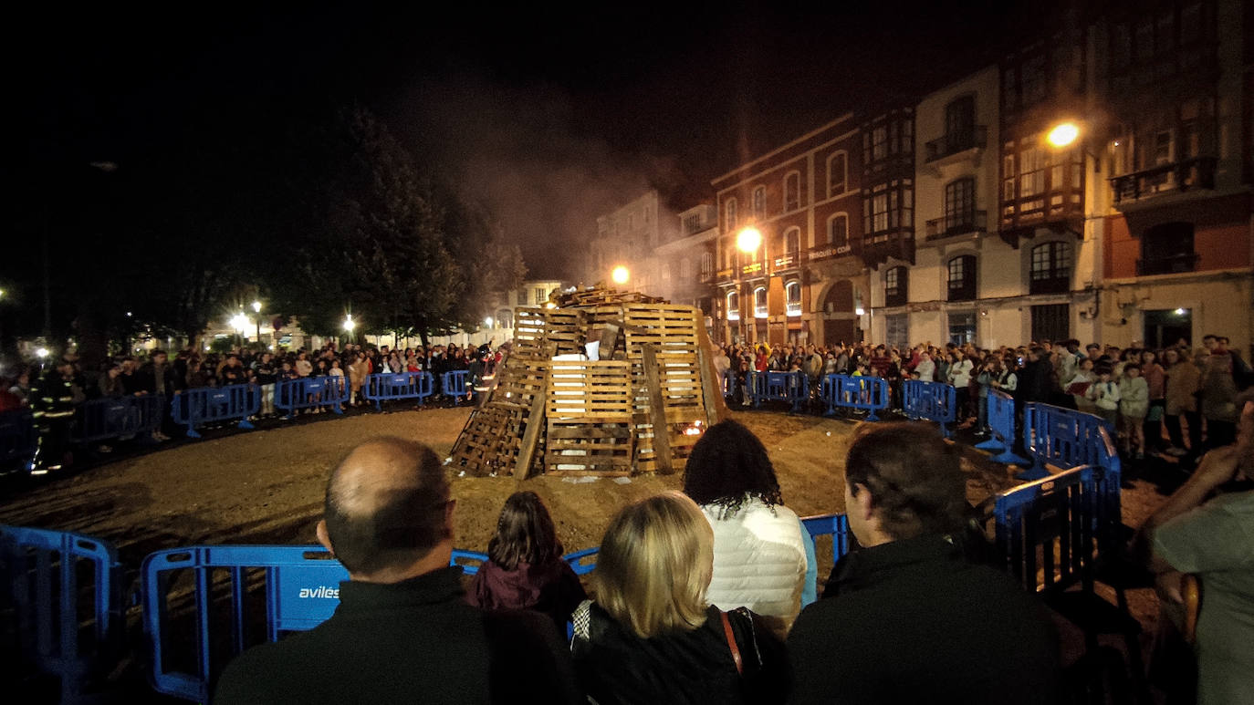 De nuevo noche de folixa. Después de dos años de parón por la pandemia, Asturias volvió a iluminarse por las llamas de las múltiples hogueras de la región en la noche más corta del año, a pesar de la lluvia.