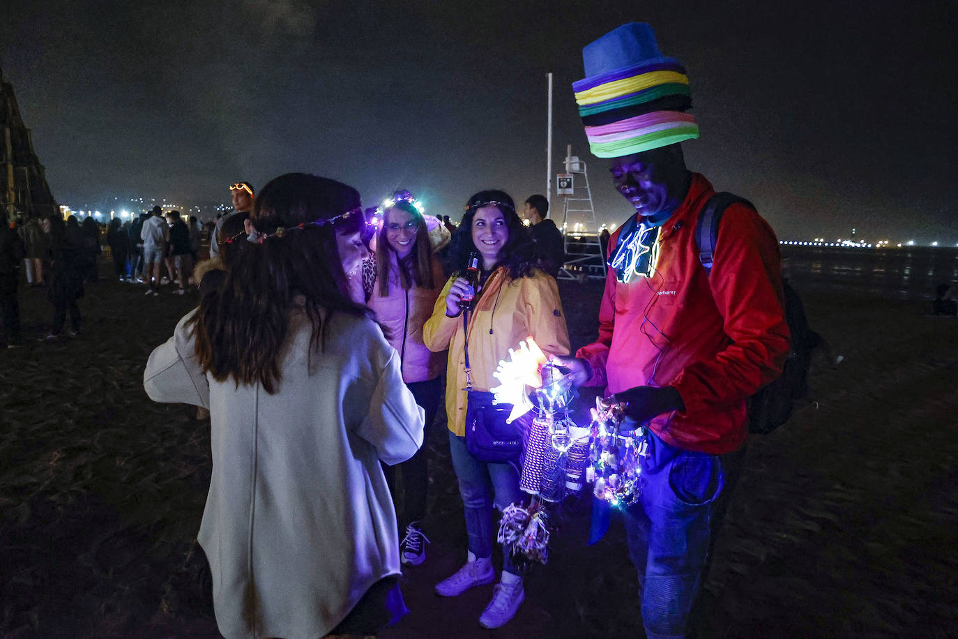 De nuevo noche de folixa. Después de dos años de parón por la pandemia, Asturias volvió a iluminarse por las llamas de las múltiples hogueras de la región en la noche más corta del año, a pesar de la lluvia.