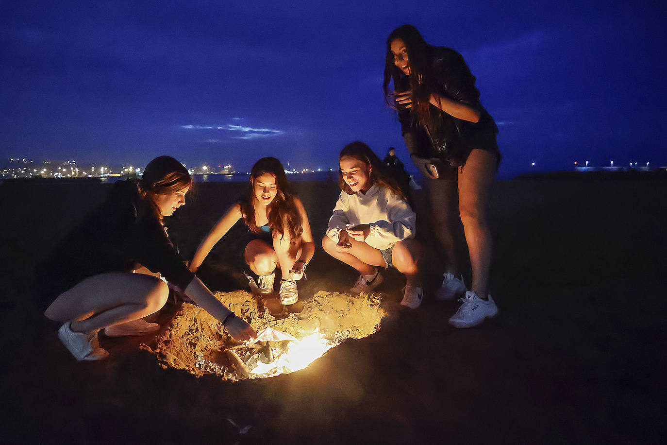 De nuevo noche de folixa. Después de dos años de parón por la pandemia, Asturias volvió a iluminarse por las llamas de las múltiples hogueras de la región en la noche más corta del año, a pesar de la lluvia.