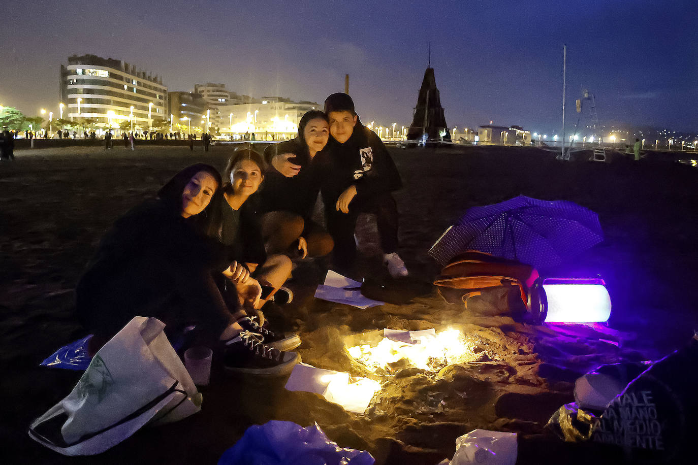 De nuevo noche de folixa. Después de dos años de parón por la pandemia, Asturias volvió a iluminarse por las llamas de las múltiples hogueras de la región en la noche más corta del año, a pesar de la lluvia.