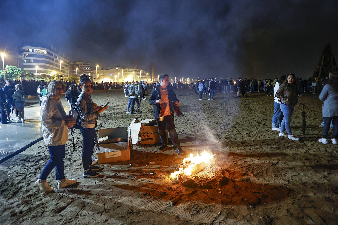 De nuevo noche de folixa. Después de dos años de parón por la pandemia, Asturias volvió a iluminarse por las llamas de las múltiples hogueras de la región en la noche más corta del año, a pesar de la lluvia.