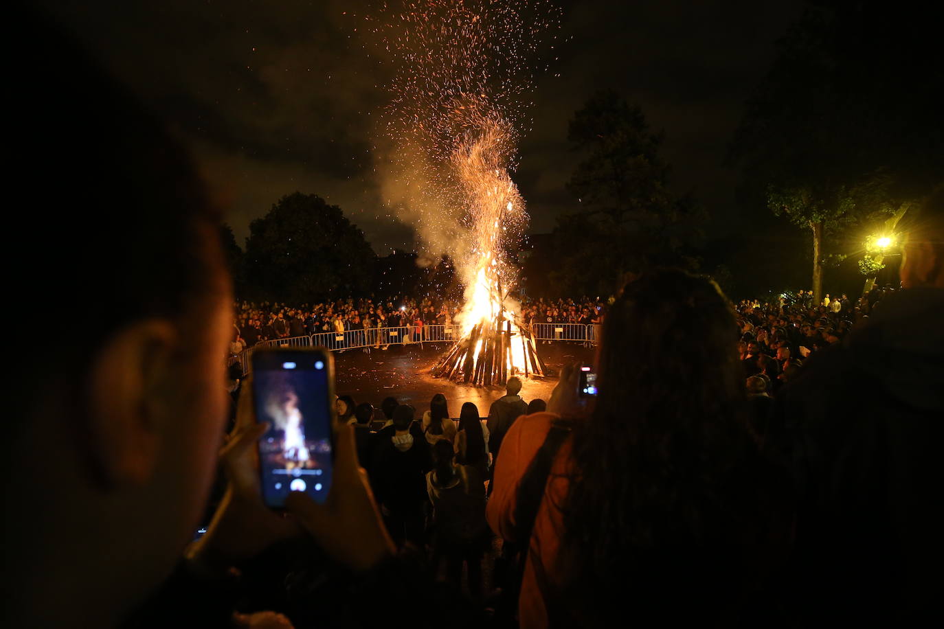 De nuevo noche de folixa. Después de dos años de parón por la pandemia, Asturias volvió a iluminarse por las llamas de las múltiples hogueras de la región en la noche más corta del año, a pesar de la lluvia.