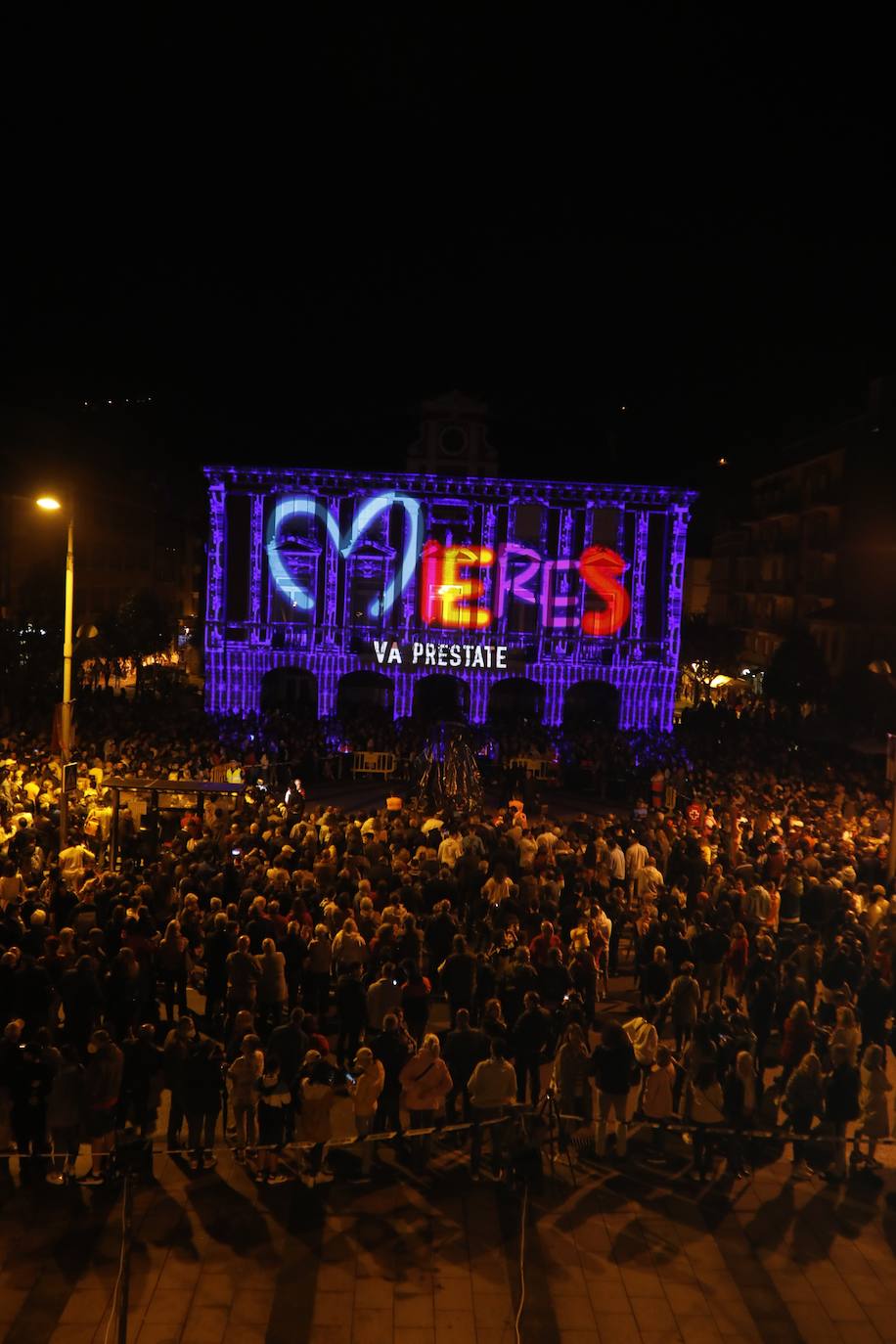 De nuevo noche de folixa. Después de dos años de parón por la pandemia, Asturias volvió a iluminarse por las llamas de las múltiples hogueras de la región en la noche más corta del año, a pesar de la lluvia.