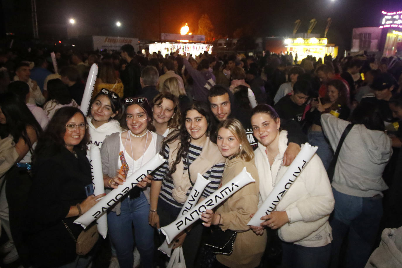 La orquesta amenizó la noche de San Juan a multitud de gijoneses.