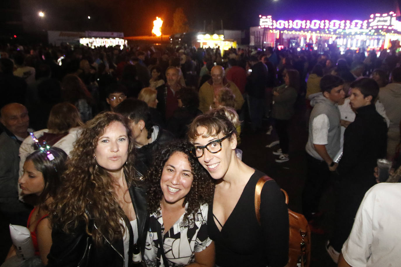 La orquesta amenizó la noche de San Juan a multitud de gijoneses.