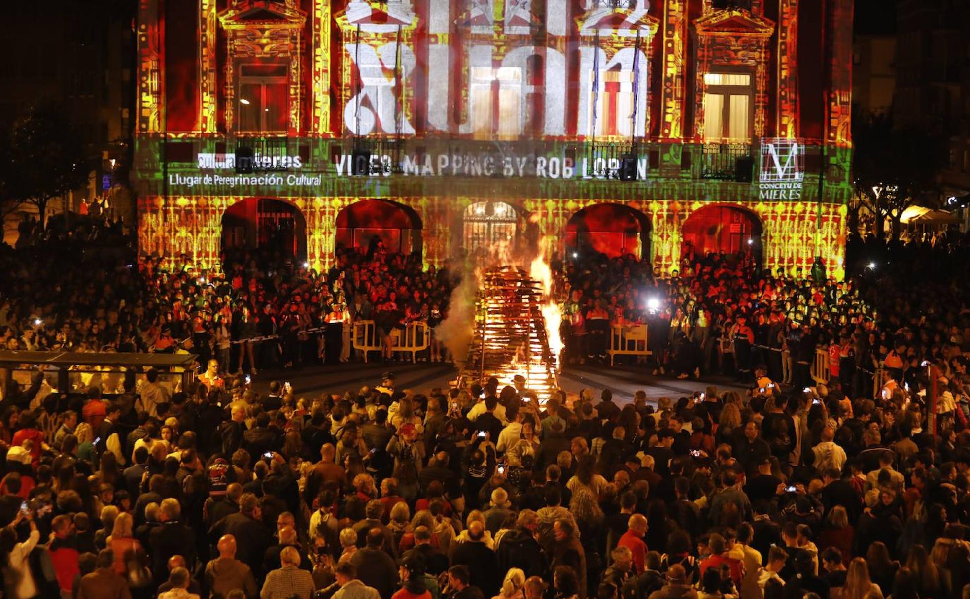 Numerosas personas acudieron a la foguera de San Xuan en Mieres