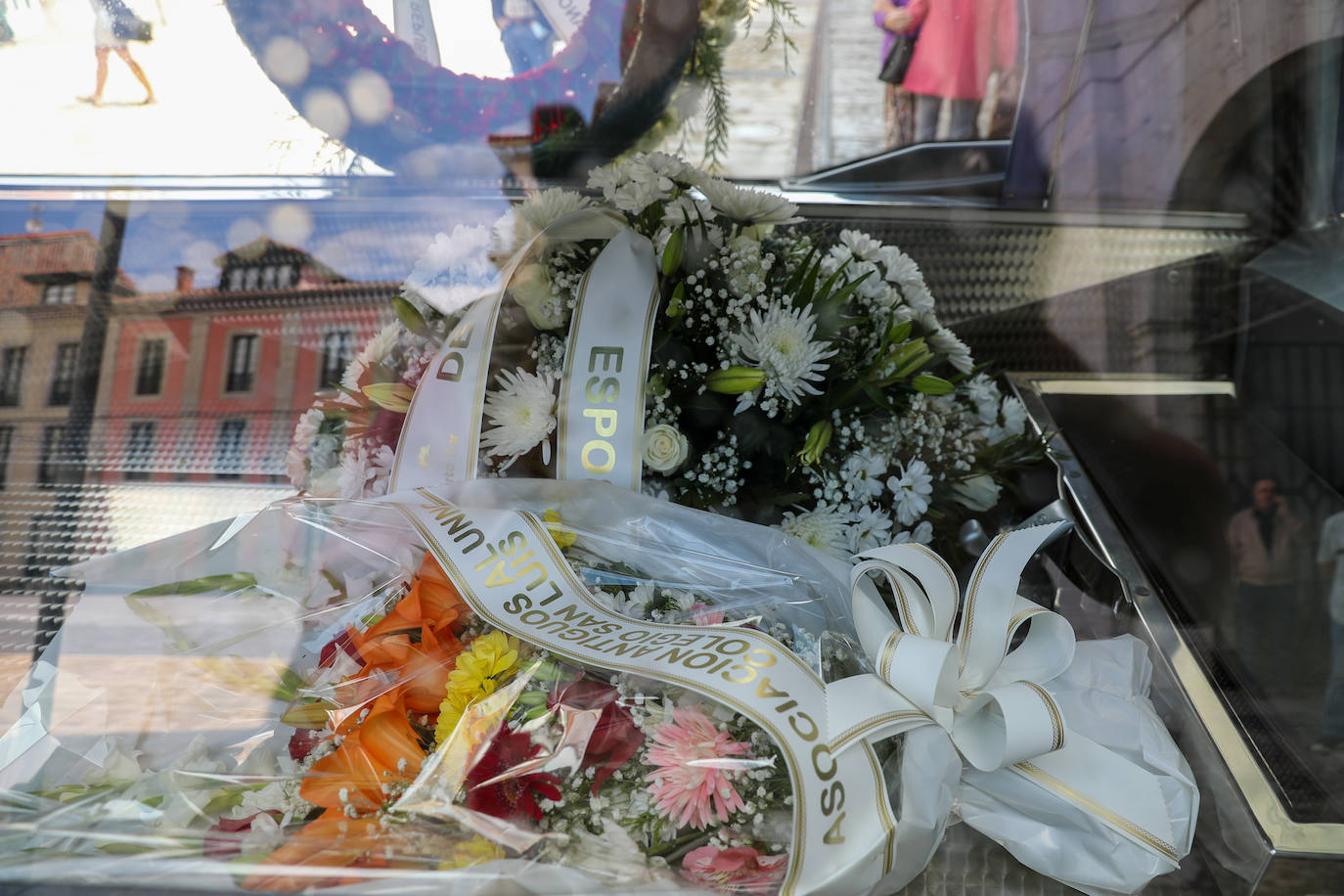 La Colegiata de Pravia ha acogido este sábado el funeral por el periodista asturiano José Luis Balbín. Hasta allí se han desplazado amigos y conocidos del que fuera presentador de 'La Clave' para darle su último adiós. 