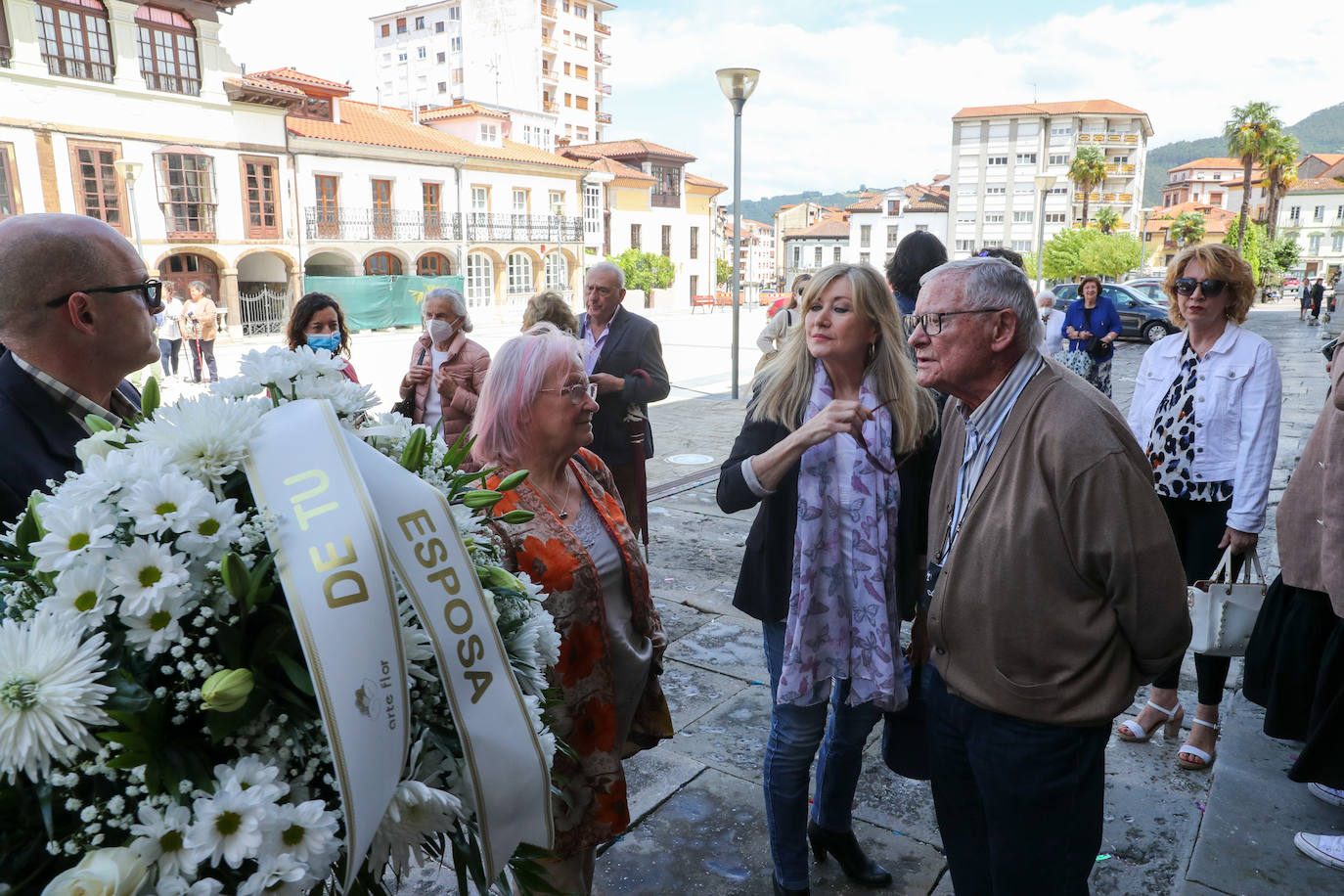 La Colegiata de Pravia ha acogido este sábado el funeral por el periodista asturiano José Luis Balbín. Hasta allí se han desplazado amigos y conocidos del que fuera presentador de 'La Clave' para darle su último adiós. 