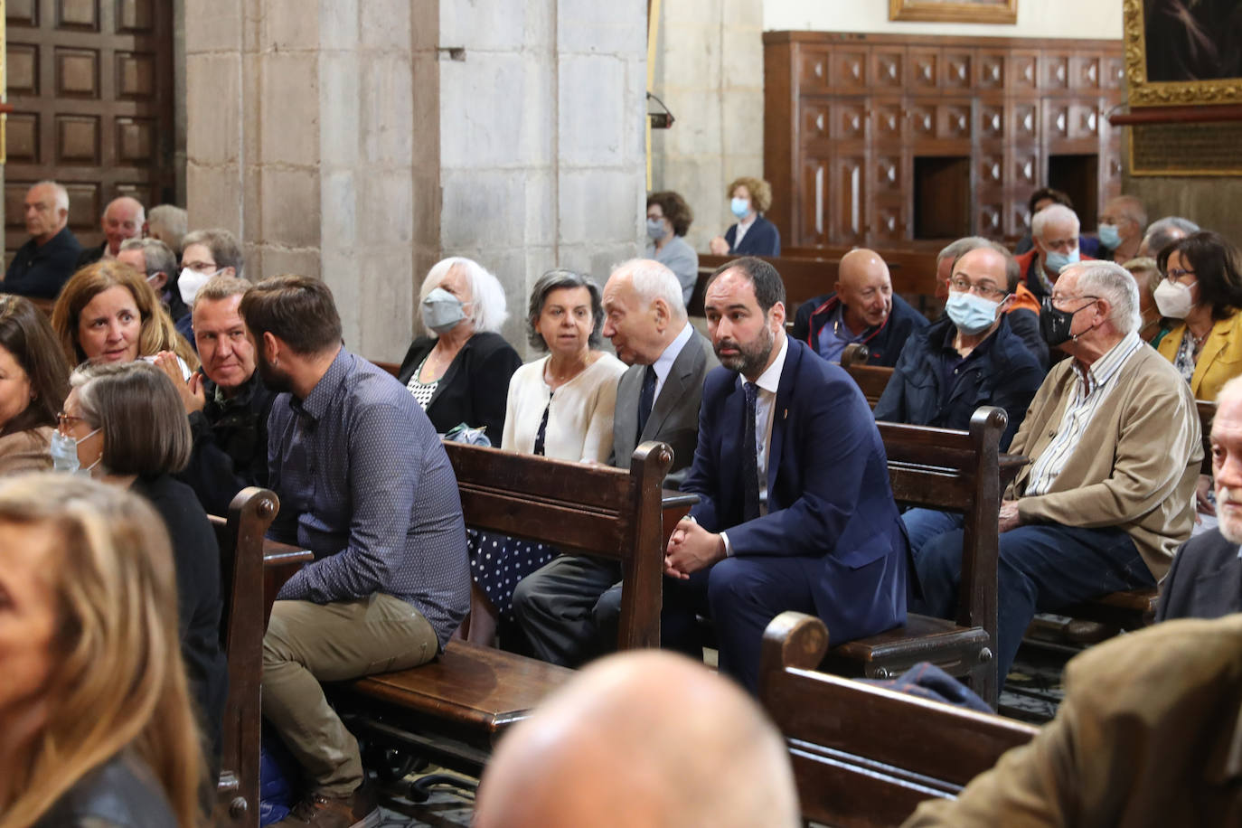 La Colegiata de Pravia ha acogido este sábado el funeral por el periodista asturiano José Luis Balbín. Hasta allí se han desplazado amigos y conocidos del que fuera presentador de 'La Clave' para darle su último adiós. 