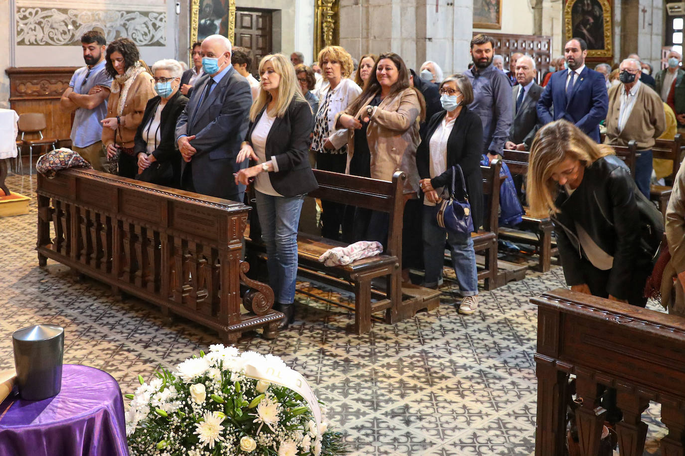 La Colegiata de Pravia ha acogido este sábado el funeral por el periodista asturiano José Luis Balbín. Hasta allí se han desplazado amigos y conocidos del que fuera presentador de 'La Clave' para darle su último adiós. 