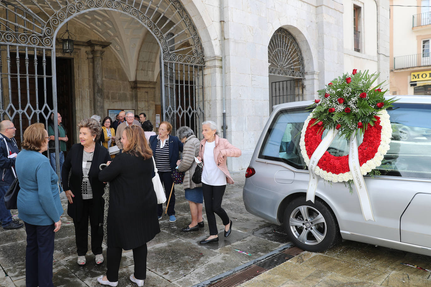 La Colegiata de Pravia ha acogido este sábado el funeral por el periodista asturiano José Luis Balbín. Hasta allí se han desplazado amigos y conocidos del que fuera presentador de 'La Clave' para darle su último adiós. 