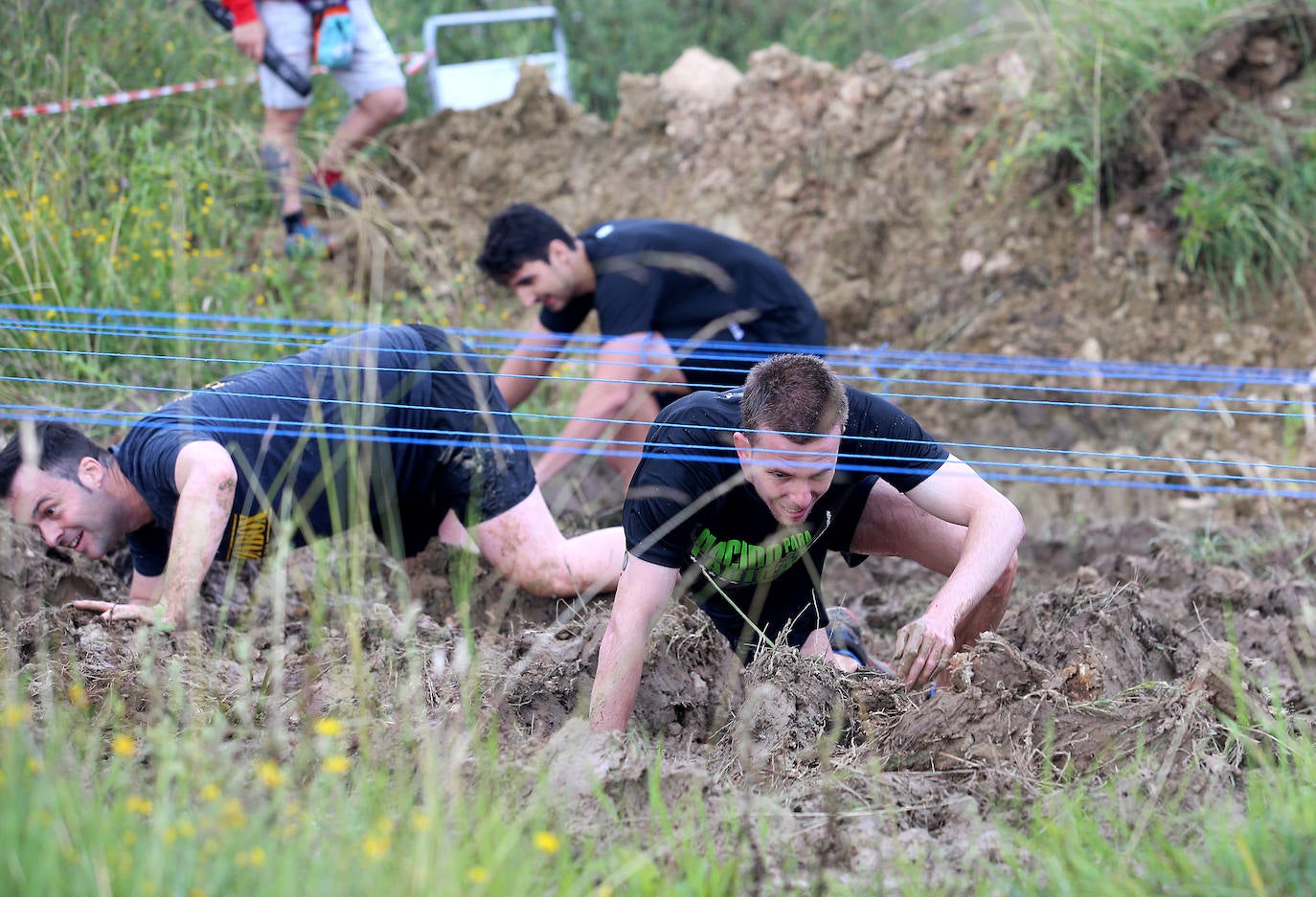 La Farinato Race ha calentado motores en el monte Naranco con una jornada dedicada a los niños y sus familias. La competición arrancó a media tarde con las pruebas para un centenar de corredores divididos en diferentes categorías. Los jóvenes (mayores de trece años), en familia, donde al menos uno de sus miembros tenía que ser mayor de edad; y el grupo de iniciación, donde no existen límites de edad y participaron para probar la experiencia.