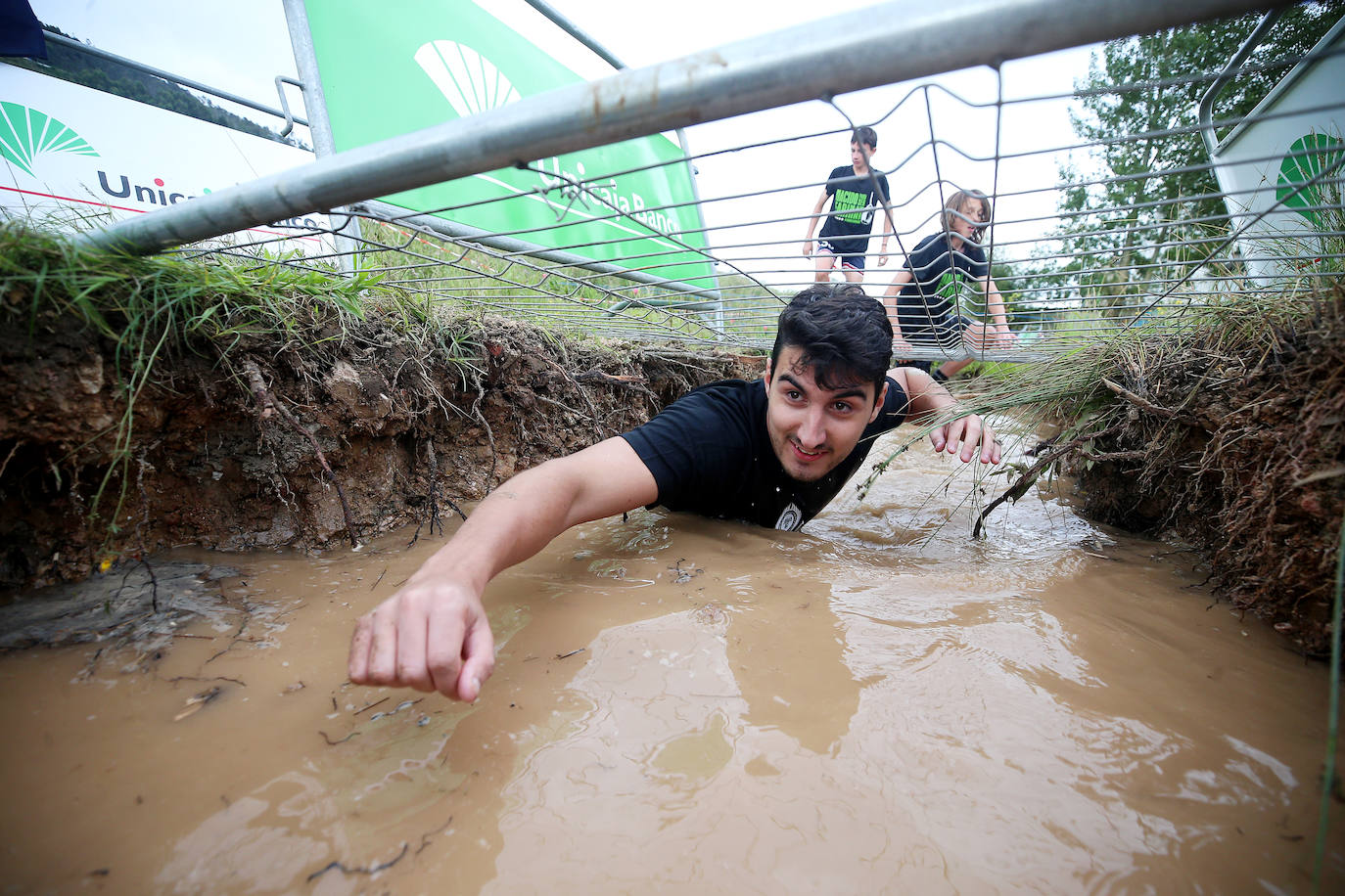 La Farinato Race ha calentado motores en el monte Naranco con una jornada dedicada a los niños y sus familias. La competición arrancó a media tarde con las pruebas para un centenar de corredores divididos en diferentes categorías. Los jóvenes (mayores de trece años), en familia, donde al menos uno de sus miembros tenía que ser mayor de edad; y el grupo de iniciación, donde no existen límites de edad y participaron para probar la experiencia.