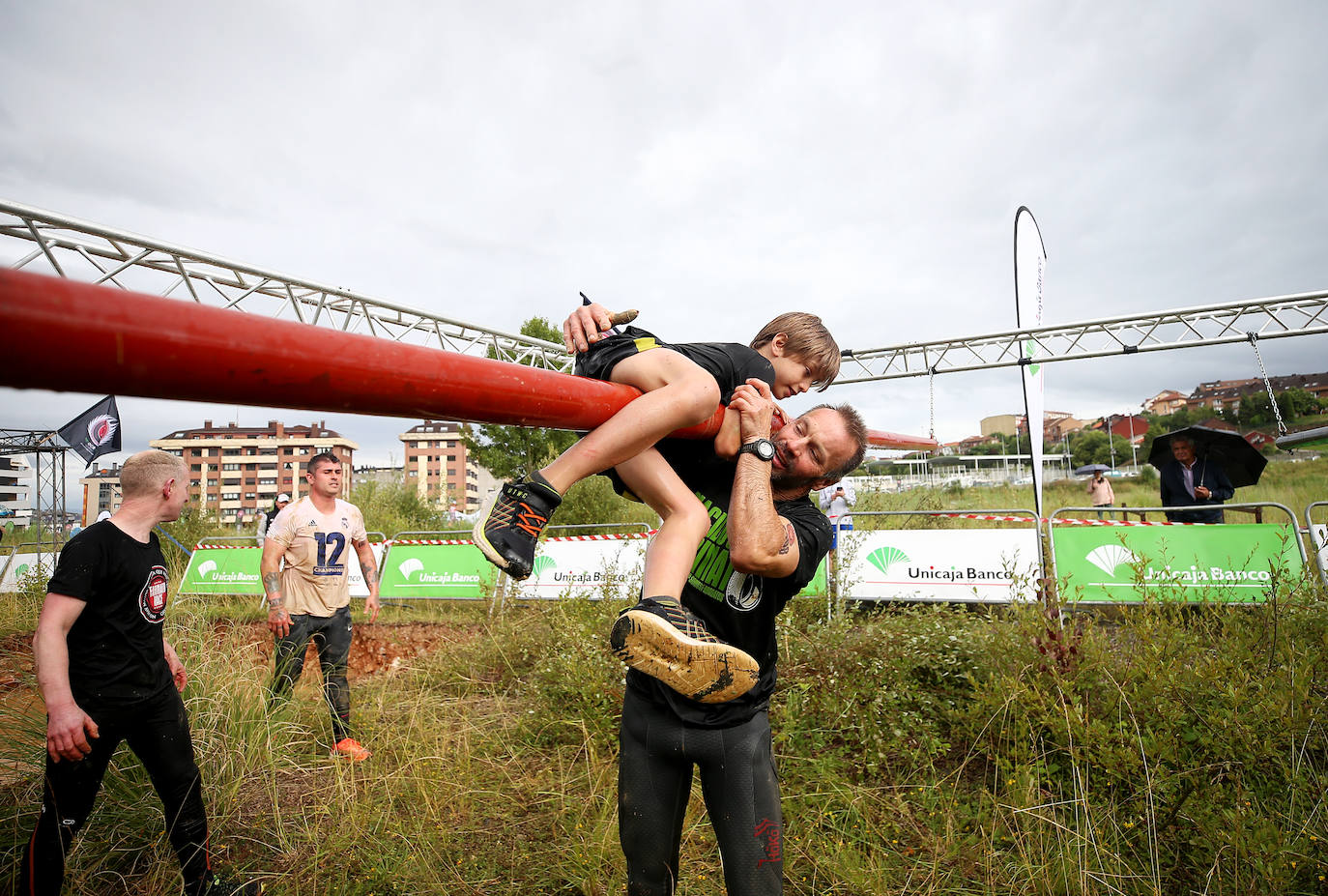 La Farinato Race ha calentado motores en el monte Naranco con una jornada dedicada a los niños y sus familias. La competición arrancó a media tarde con las pruebas para un centenar de corredores divididos en diferentes categorías. Los jóvenes (mayores de trece años), en familia, donde al menos uno de sus miembros tenía que ser mayor de edad; y el grupo de iniciación, donde no existen límites de edad y participaron para probar la experiencia.