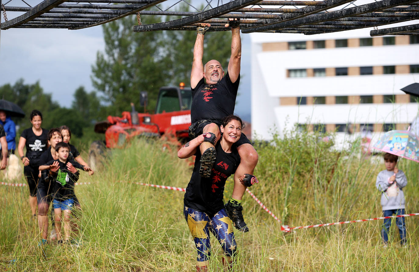 La Farinato Race ha calentado motores en el monte Naranco con una jornada dedicada a los niños y sus familias. La competición arrancó a media tarde con las pruebas para un centenar de corredores divididos en diferentes categorías. Los jóvenes (mayores de trece años), en familia, donde al menos uno de sus miembros tenía que ser mayor de edad; y el grupo de iniciación, donde no existen límites de edad y participaron para probar la experiencia.