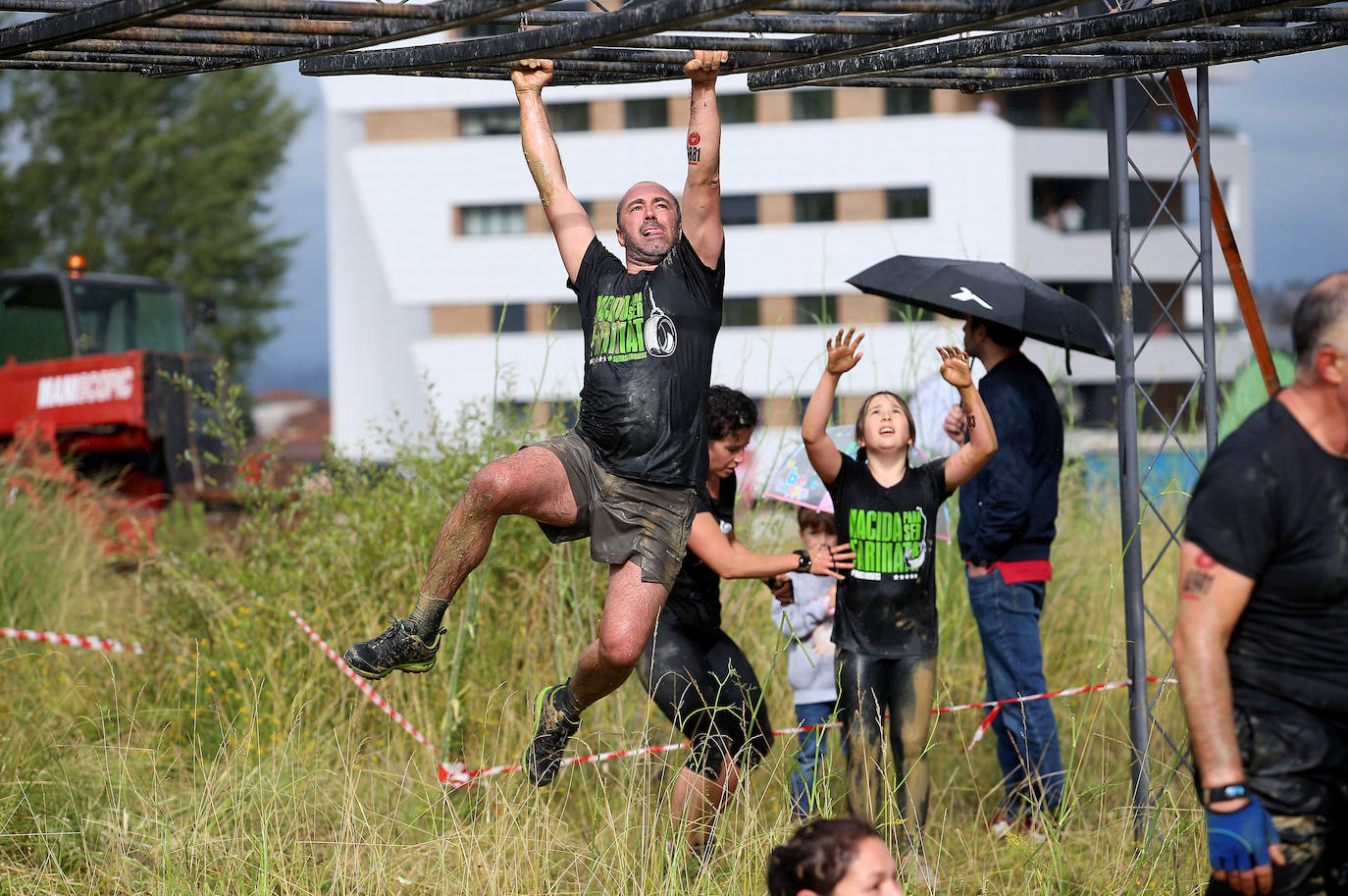 La Farinato Race ha calentado motores en el monte Naranco con una jornada dedicada a los niños y sus familias. La competición arrancó a media tarde con las pruebas para un centenar de corredores divididos en diferentes categorías. Los jóvenes (mayores de trece años), en familia, donde al menos uno de sus miembros tenía que ser mayor de edad; y el grupo de iniciación, donde no existen límites de edad y participaron para probar la experiencia.