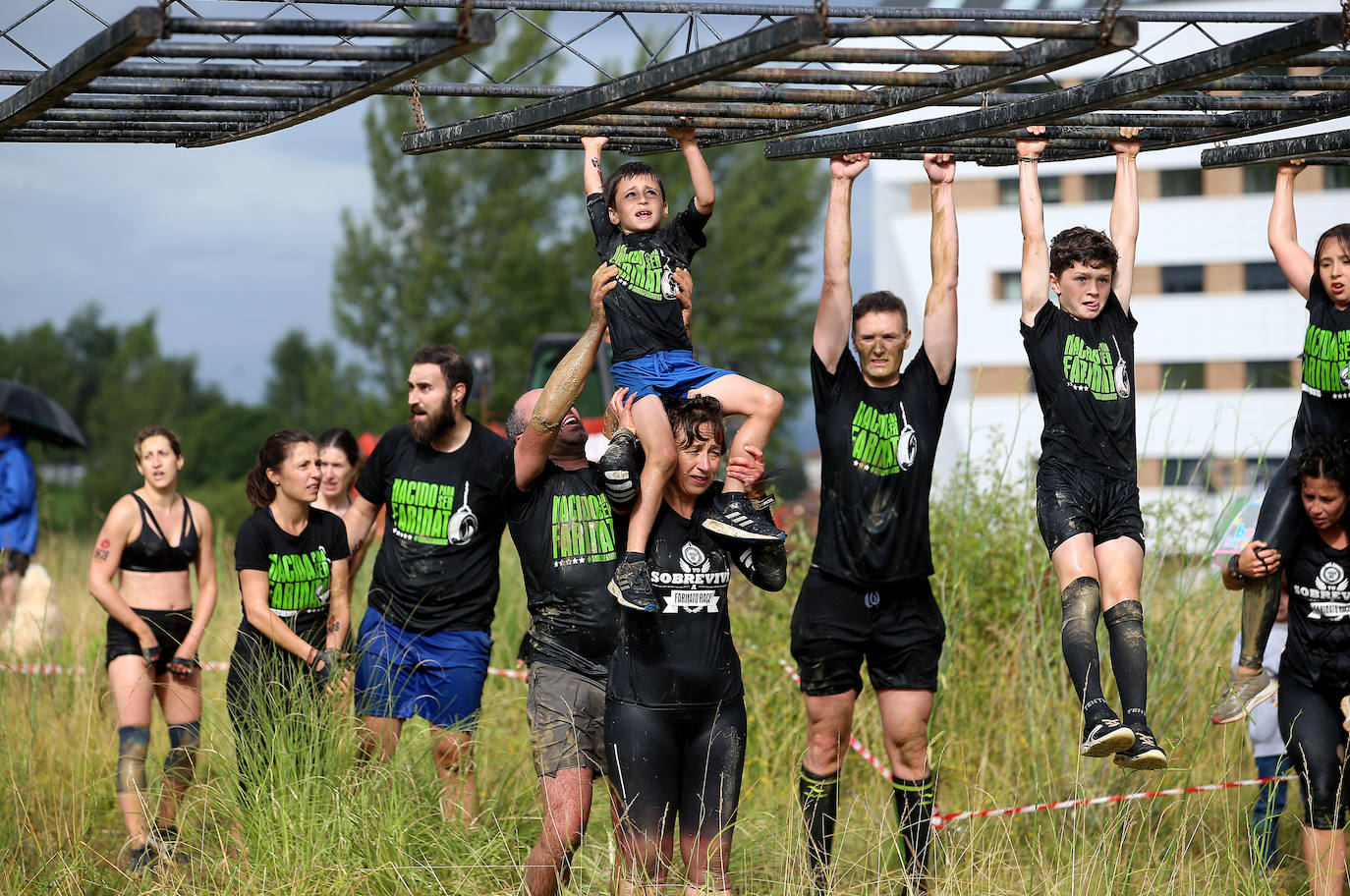 La Farinato Race ha calentado motores en el monte Naranco con una jornada dedicada a los niños y sus familias. La competición arrancó a media tarde con las pruebas para un centenar de corredores divididos en diferentes categorías. Los jóvenes (mayores de trece años), en familia, donde al menos uno de sus miembros tenía que ser mayor de edad; y el grupo de iniciación, donde no existen límites de edad y participaron para probar la experiencia.