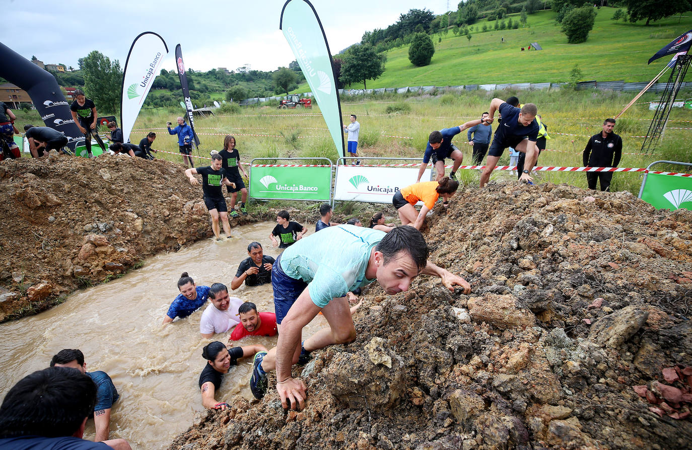 La Farinato Race ha calentado motores en el monte Naranco con una jornada dedicada a los niños y sus familias. La competición arrancó a media tarde con las pruebas para un centenar de corredores divididos en diferentes categorías. Los jóvenes (mayores de trece años), en familia, donde al menos uno de sus miembros tenía que ser mayor de edad; y el grupo de iniciación, donde no existen límites de edad y participaron para probar la experiencia.