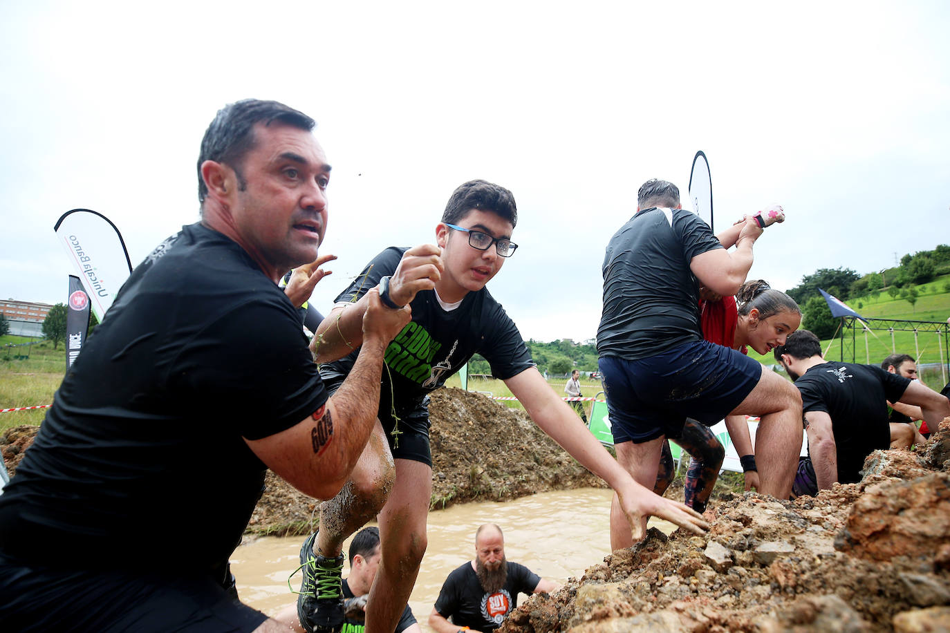 La Farinato Race ha calentado motores en el monte Naranco con una jornada dedicada a los niños y sus familias. La competición arrancó a media tarde con las pruebas para un centenar de corredores divididos en diferentes categorías. Los jóvenes (mayores de trece años), en familia, donde al menos uno de sus miembros tenía que ser mayor de edad; y el grupo de iniciación, donde no existen límites de edad y participaron para probar la experiencia.