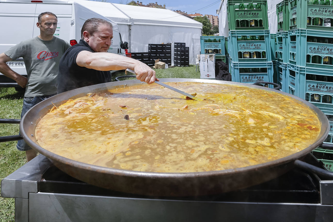Los barrios de Viesques y de Maero lucen sus mejores galas para celebrar sus fiestas. Una paellada gigante y el reparto de bollos, respectivamente, han amenizado la jornada. 