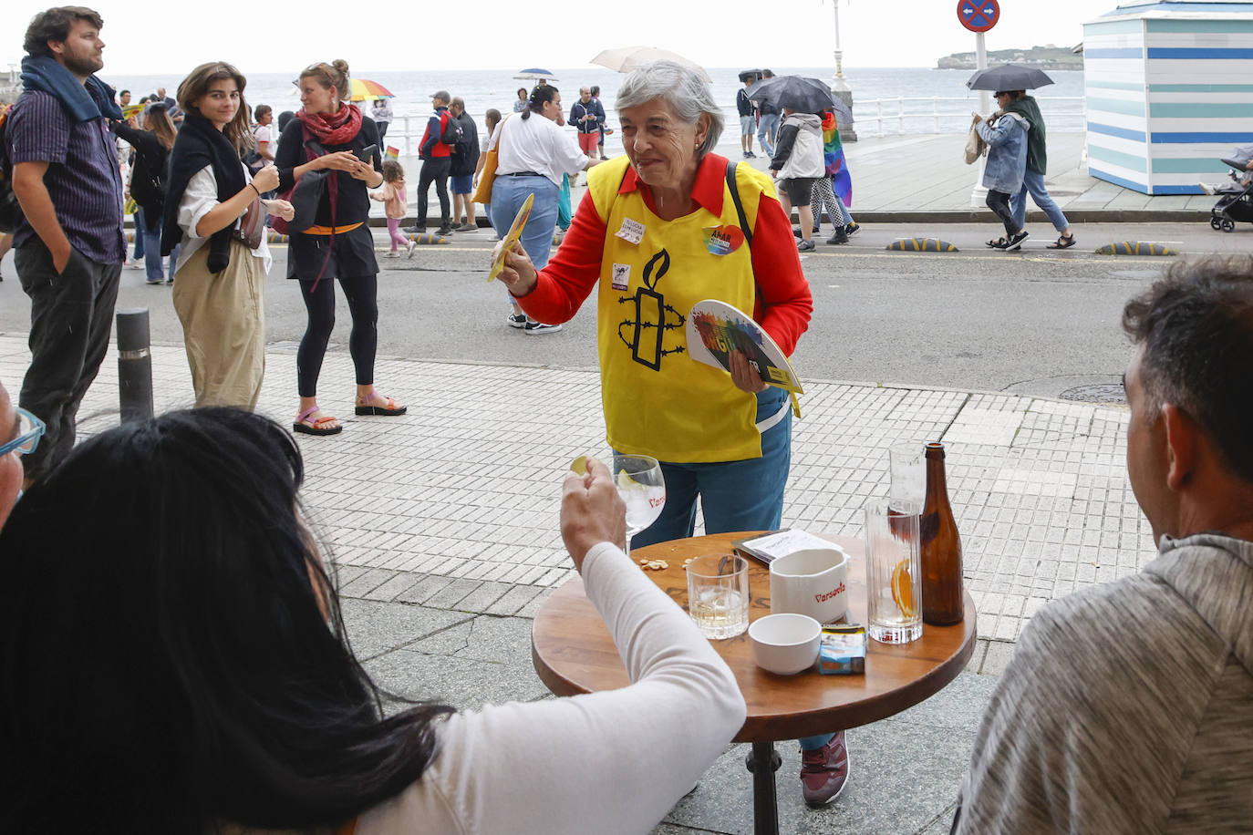 ¡En Asturies cabemos toes!» es el lema elegido este año para la celebración del Orgullo. Fiel reflejo de ello fue la manifestación que recorrió las calles de Gijón y en la que cientos de personas –800 según la organización– se unieron bajo la bandera arcoiris para «tomar la calle con nuestros colores, nuestras vidas, nuestros cuerpos y nuestras voces», porque «el Orgullo nos une, nos hace más fuertes y nos ayuda a seguir». 