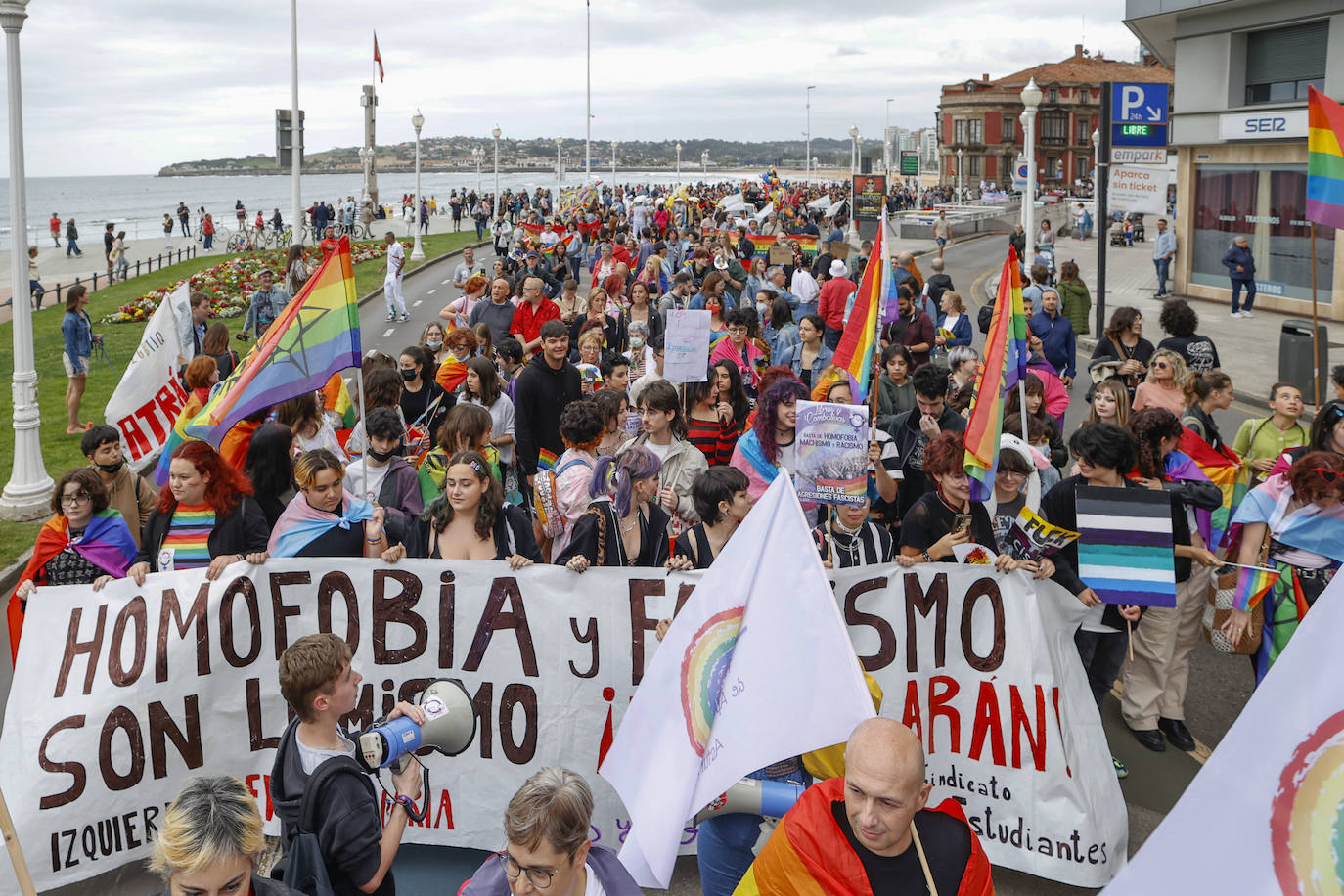 ¡En Asturies cabemos toes!» es el lema elegido este año para la celebración del Orgullo. Fiel reflejo de ello fue la manifestación que recorrió las calles de Gijón y en la que cientos de personas –800 según la organización– se unieron bajo la bandera arcoiris para «tomar la calle con nuestros colores, nuestras vidas, nuestros cuerpos y nuestras voces», porque «el Orgullo nos une, nos hace más fuertes y nos ayuda a seguir». 