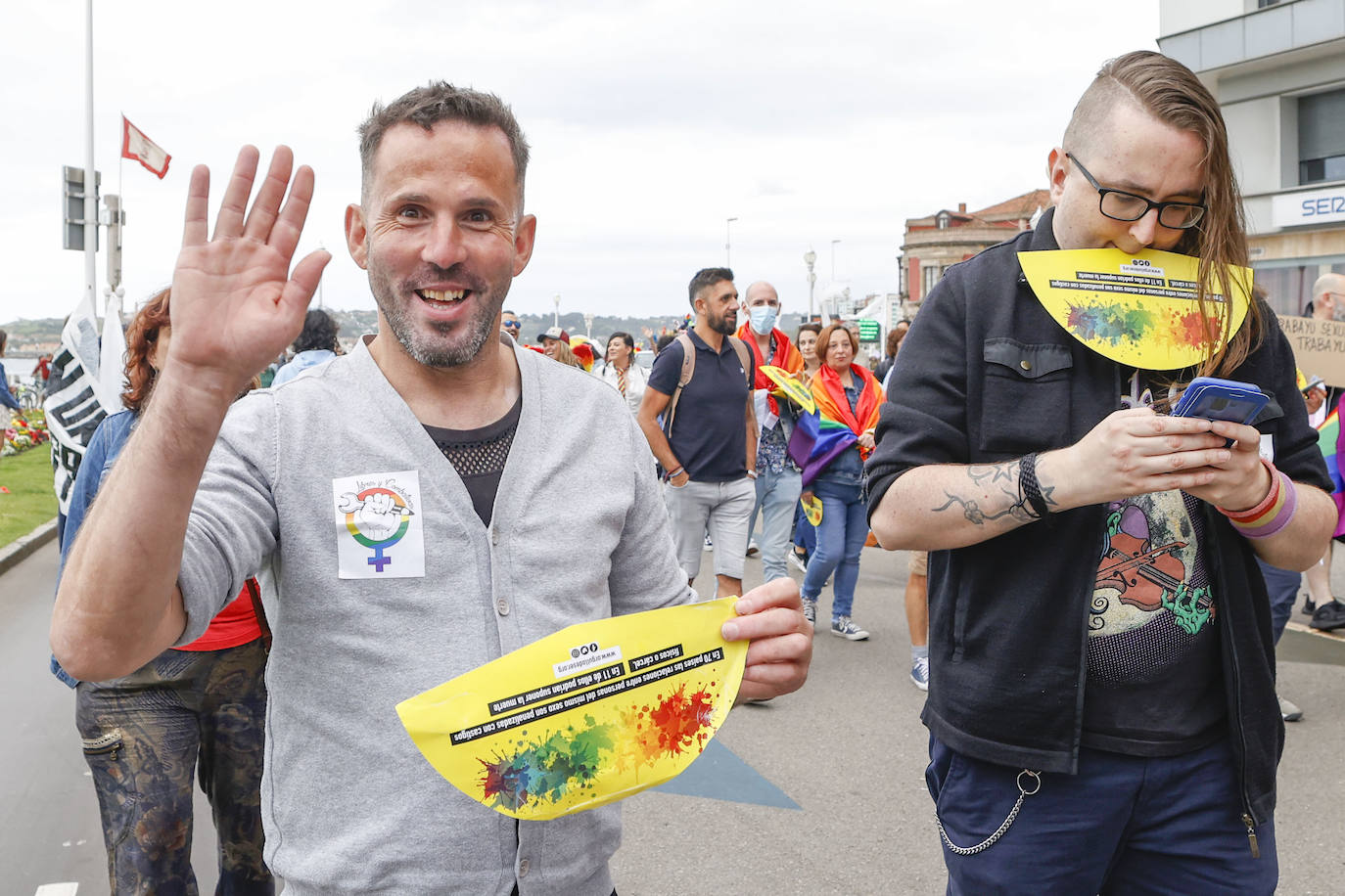 ¡En Asturies cabemos toes!» es el lema elegido este año para la celebración del Orgullo. Fiel reflejo de ello fue la manifestación que recorrió las calles de Gijón y en la que cientos de personas –800 según la organización– se unieron bajo la bandera arcoiris para «tomar la calle con nuestros colores, nuestras vidas, nuestros cuerpos y nuestras voces», porque «el Orgullo nos une, nos hace más fuertes y nos ayuda a seguir». 