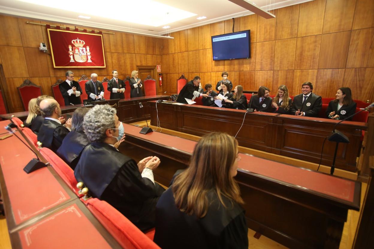 Un instante en el salón de Plenos del TSJA durante la jura del cargo de los siete jueces en prácticas. 