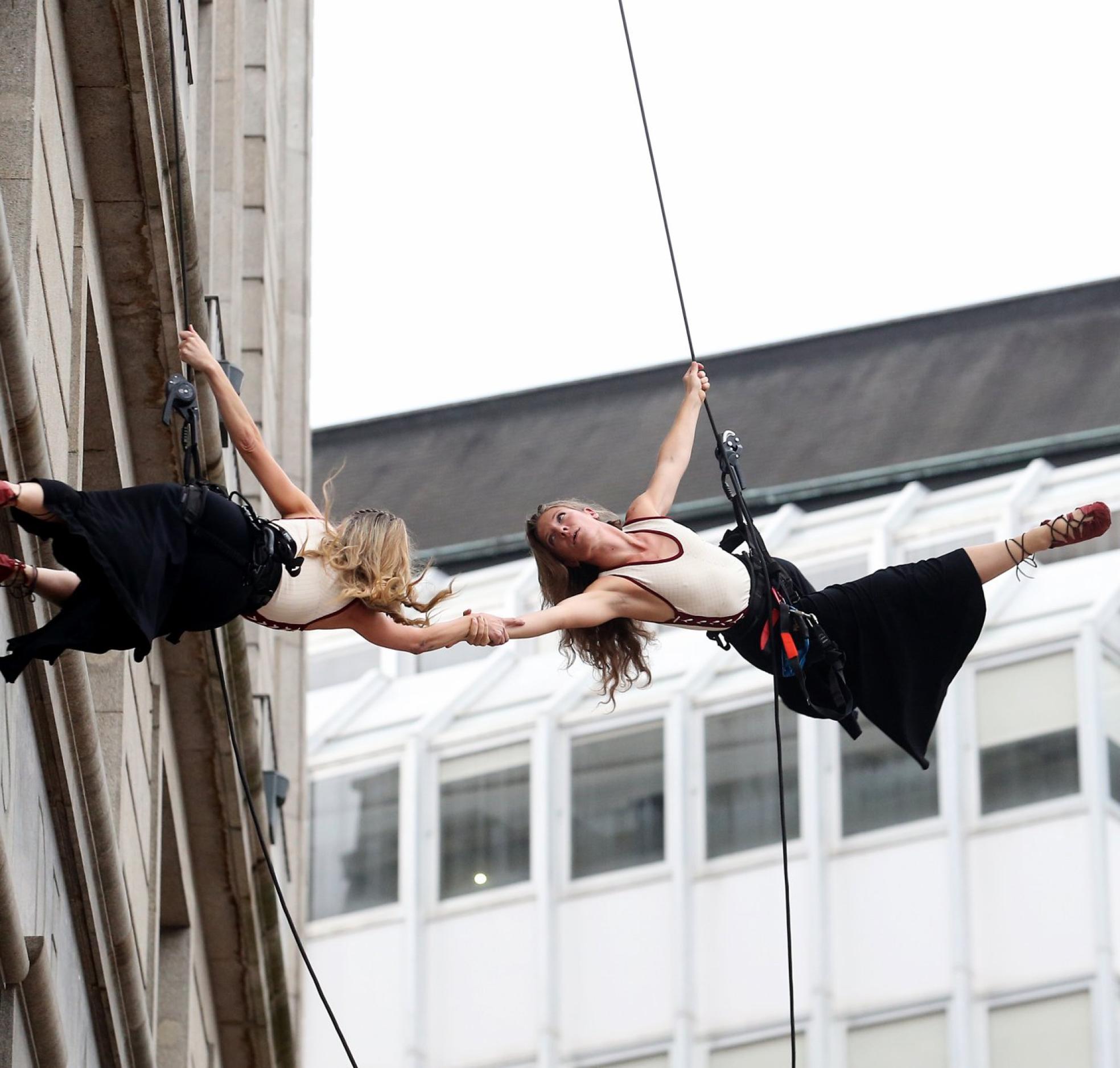 Dos de las bailarinas, durante el espectáculo de danza aérea. 