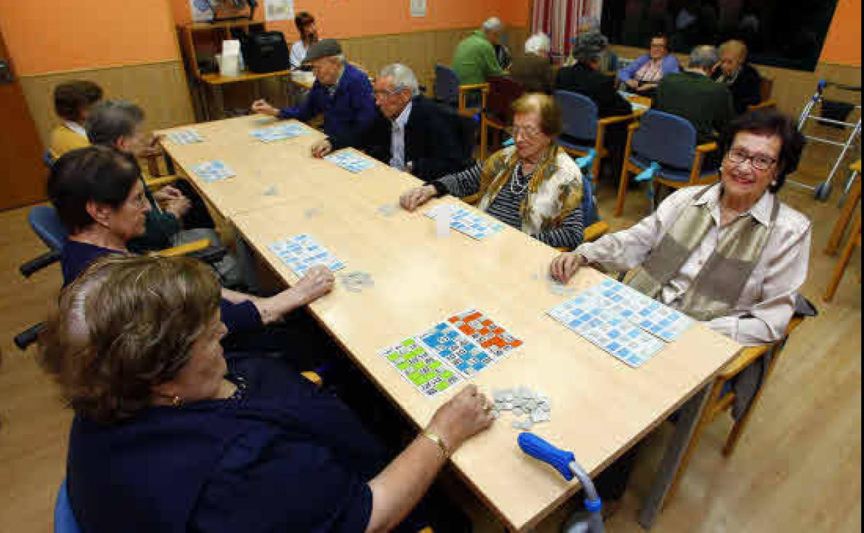 Un grupo de pensionistas jugando al bingo. 