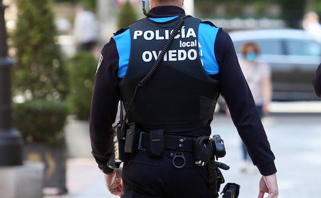 La Policía Local, obligada a disparar a un coche que arrolló a dos agentes en Oviedo