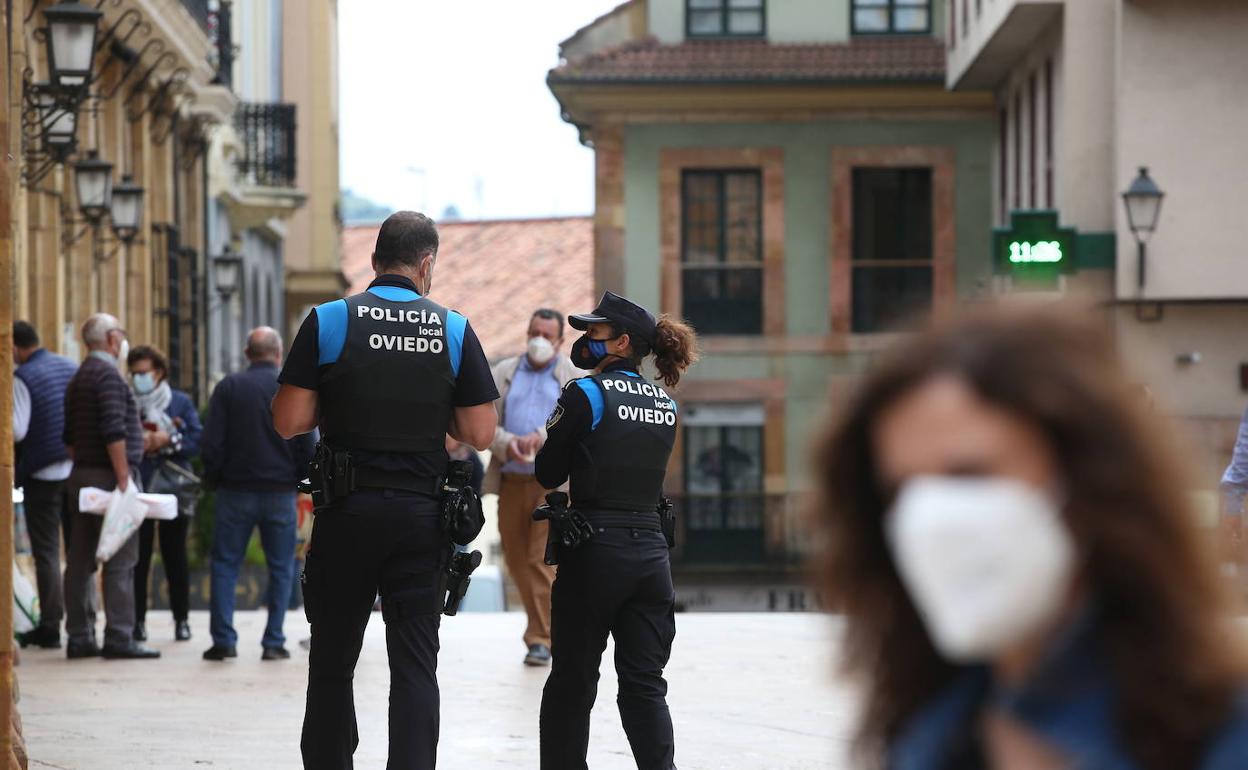 Dos agentes patrullando por el centro de Oviedo. 