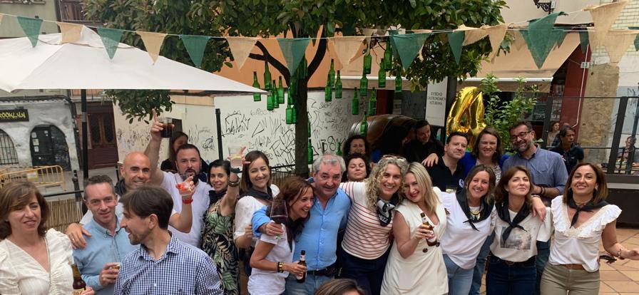 Miembros de la Sociedad Gastronómica Asturiana celebrando el cuarto aniversario en su sede de la plaza de los Remedios.