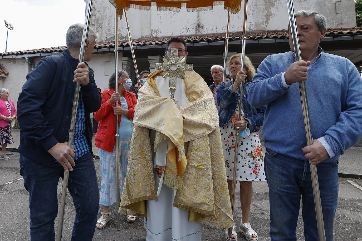 Los vecinos de Mareo, Viesques, Tremañes y Cimavilla culminan un intenso fin de semana con corderadas, deportes tradicionales y música