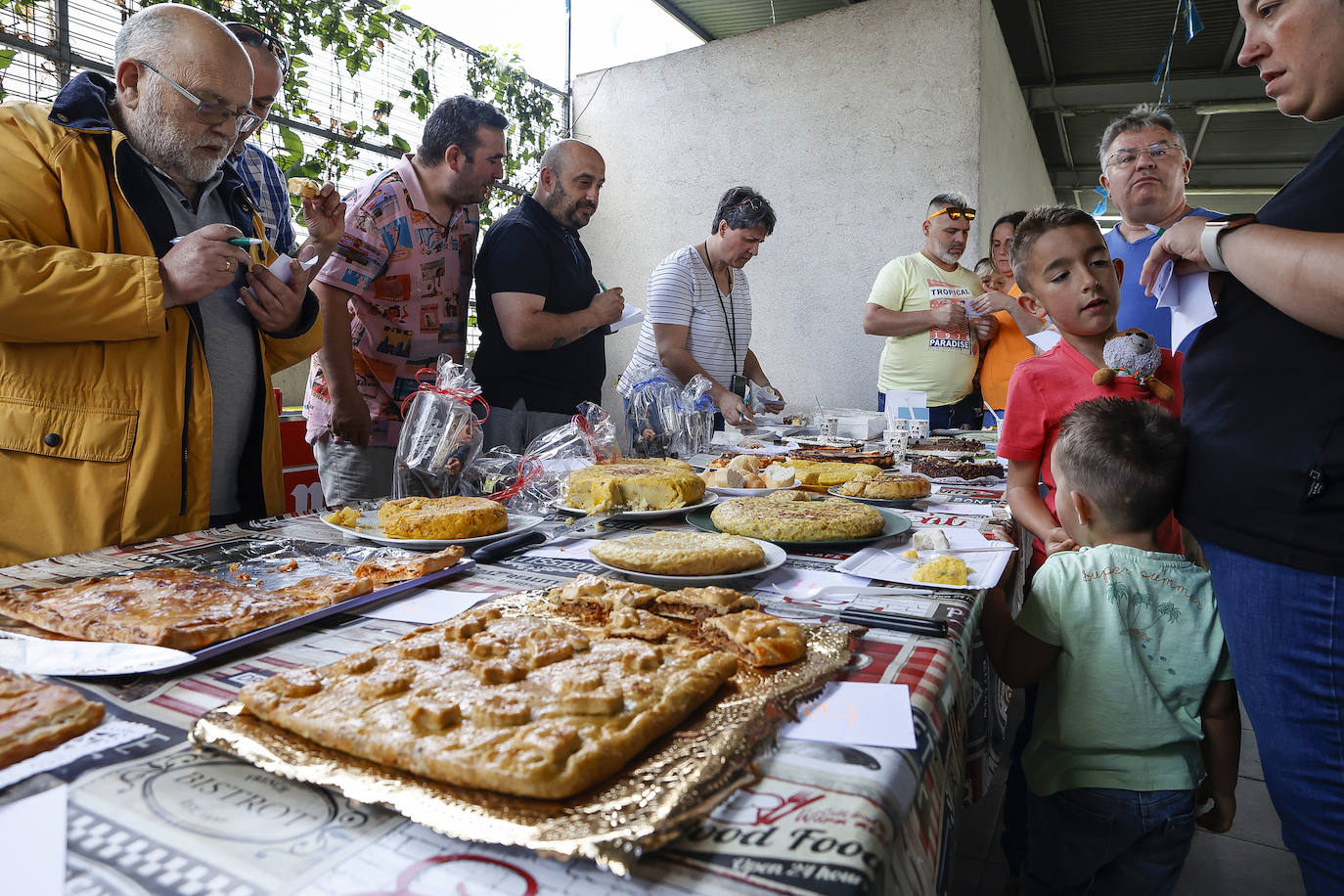 Los vecinos de Mareo, Viesques, Tremañes y Cimavilla culminan un intenso fin de semana con corderadas, deportes tradicionales y música